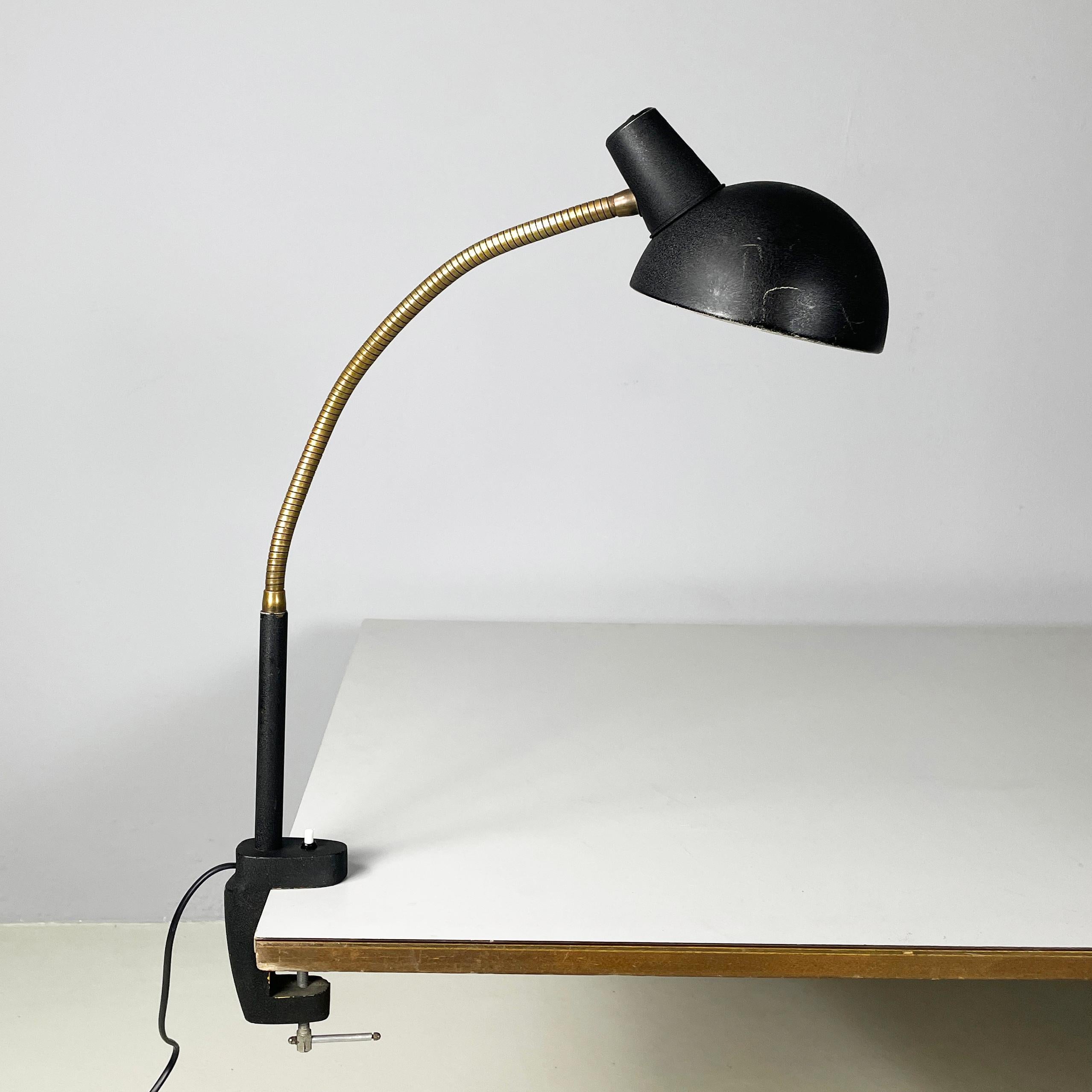 Moderne Lampe de table moderne italienne avec pince en métal noir et laiton, années 1970. en vente