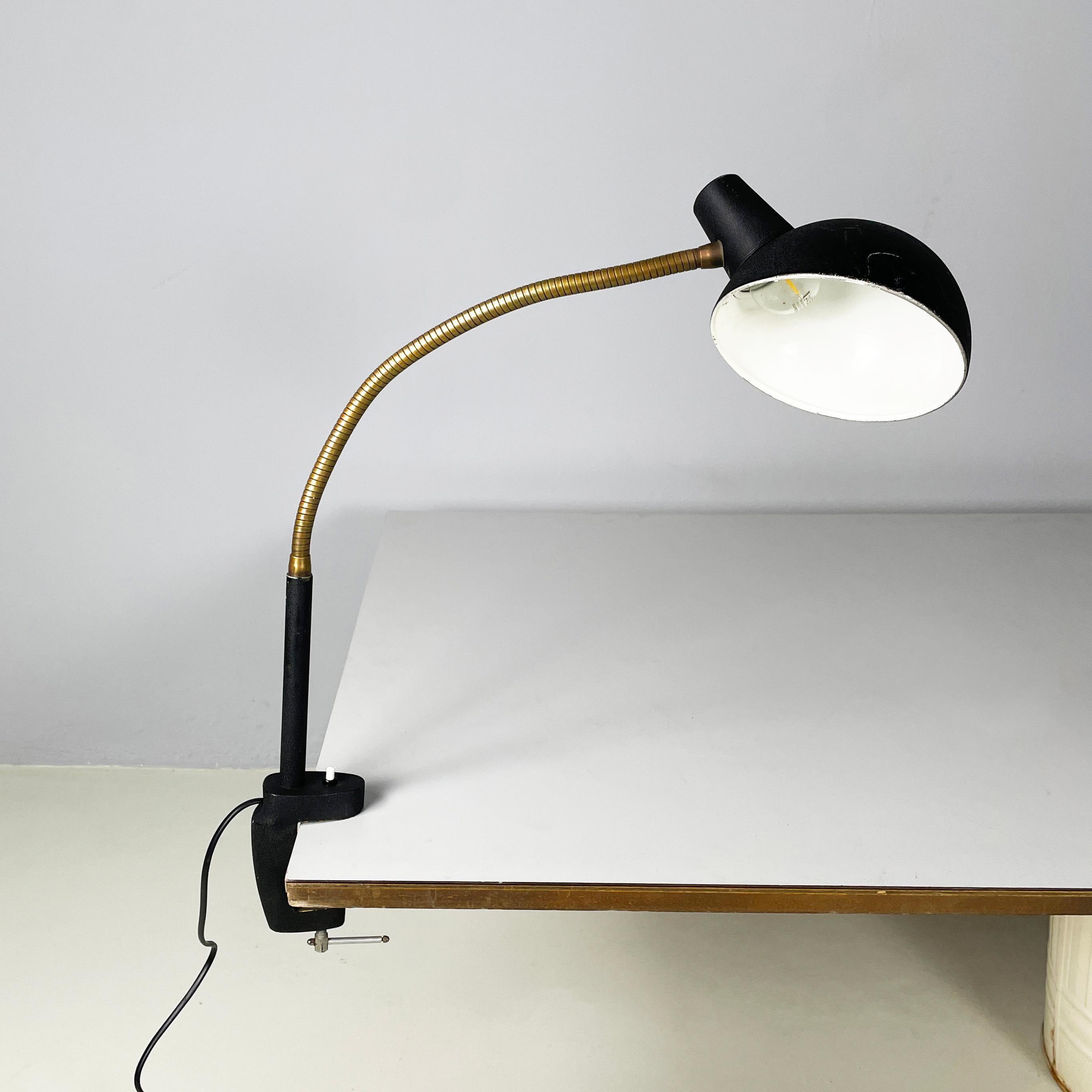 Lampe de table moderne italienne avec pince en métal noir et laiton, années 1970. Bon état - En vente à MIlano, IT