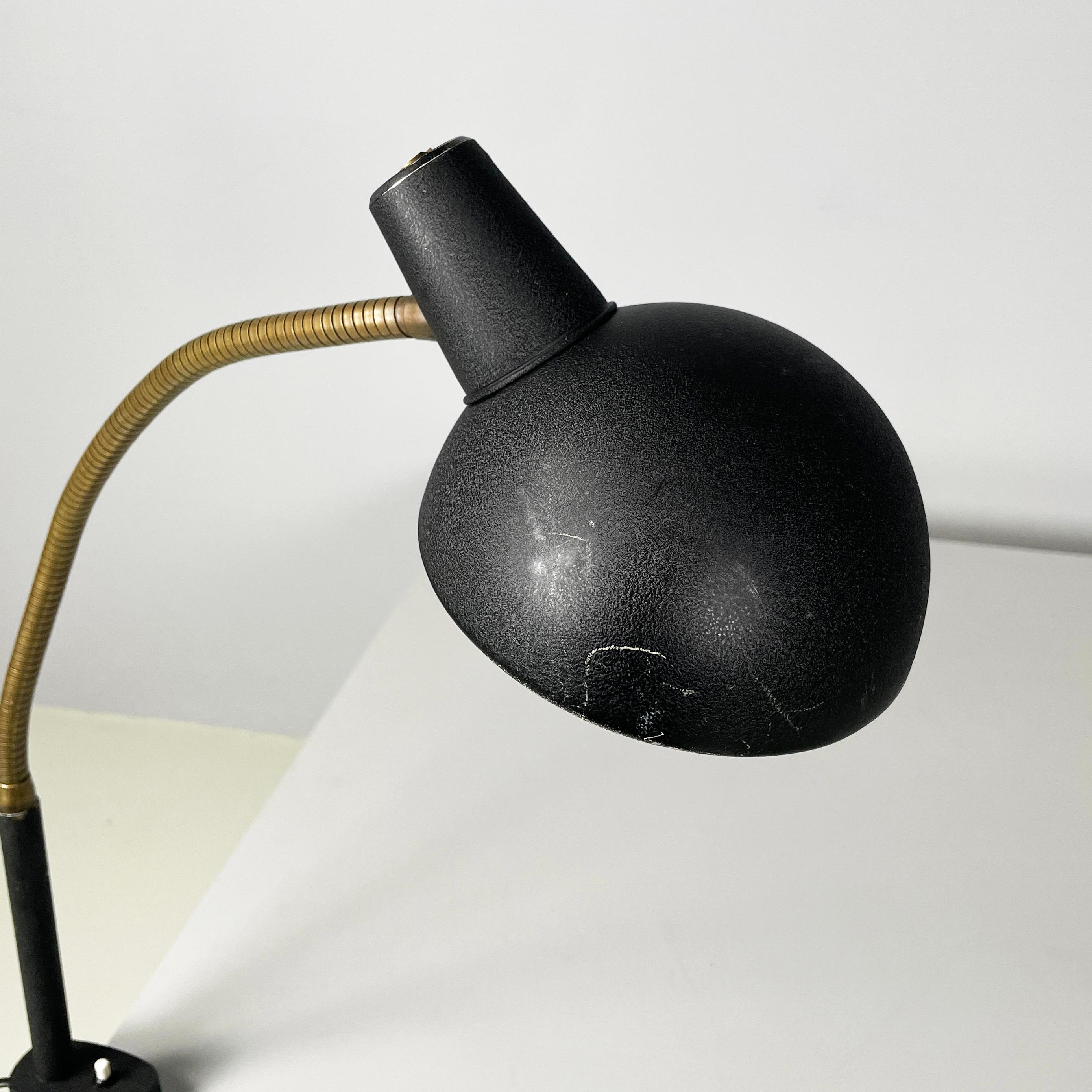 Fin du 20e siècle Lampe de table moderne italienne avec pince en métal noir et laiton, années 1970. en vente