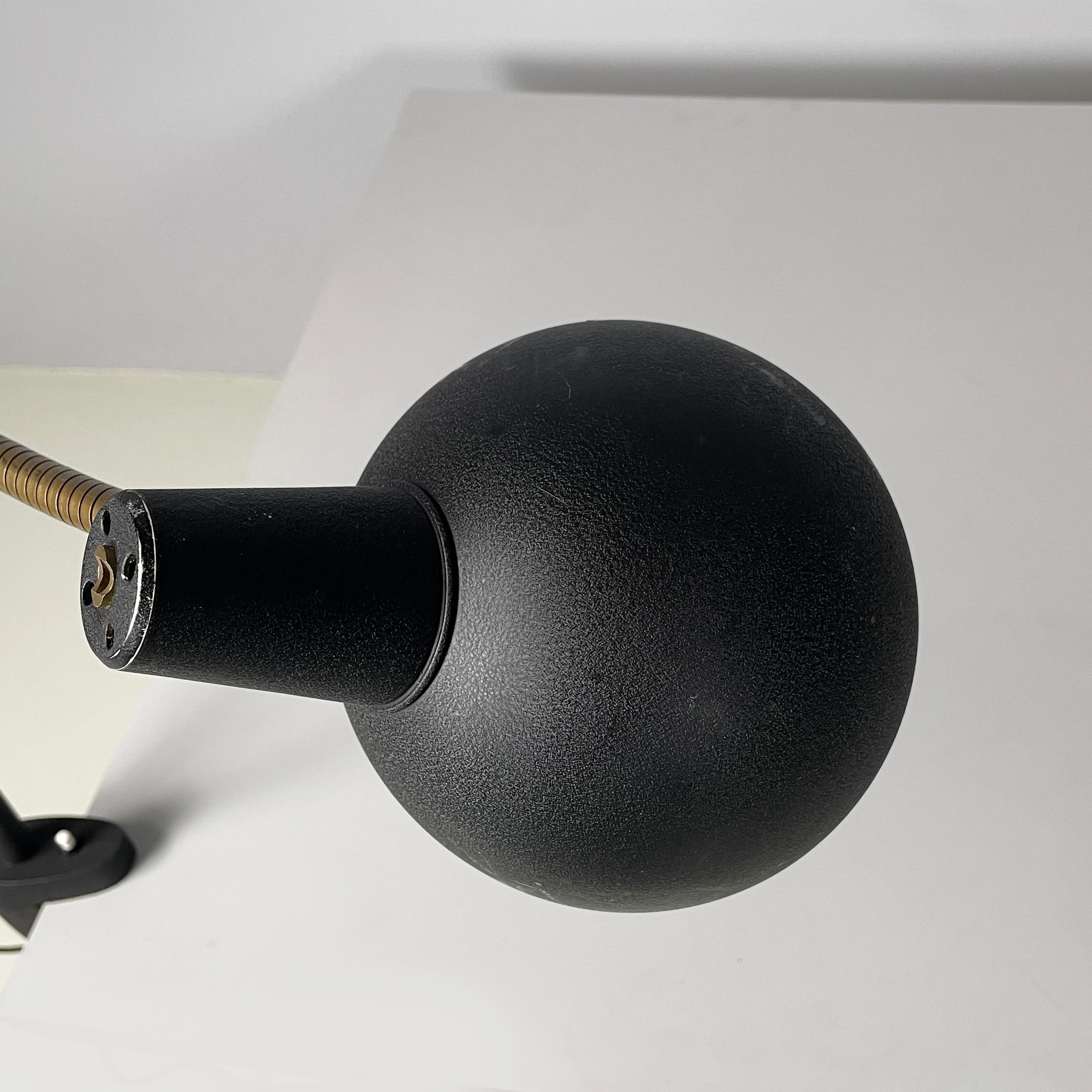 Métal Lampe de table moderne italienne avec pince en métal noir et laiton, années 1970. en vente