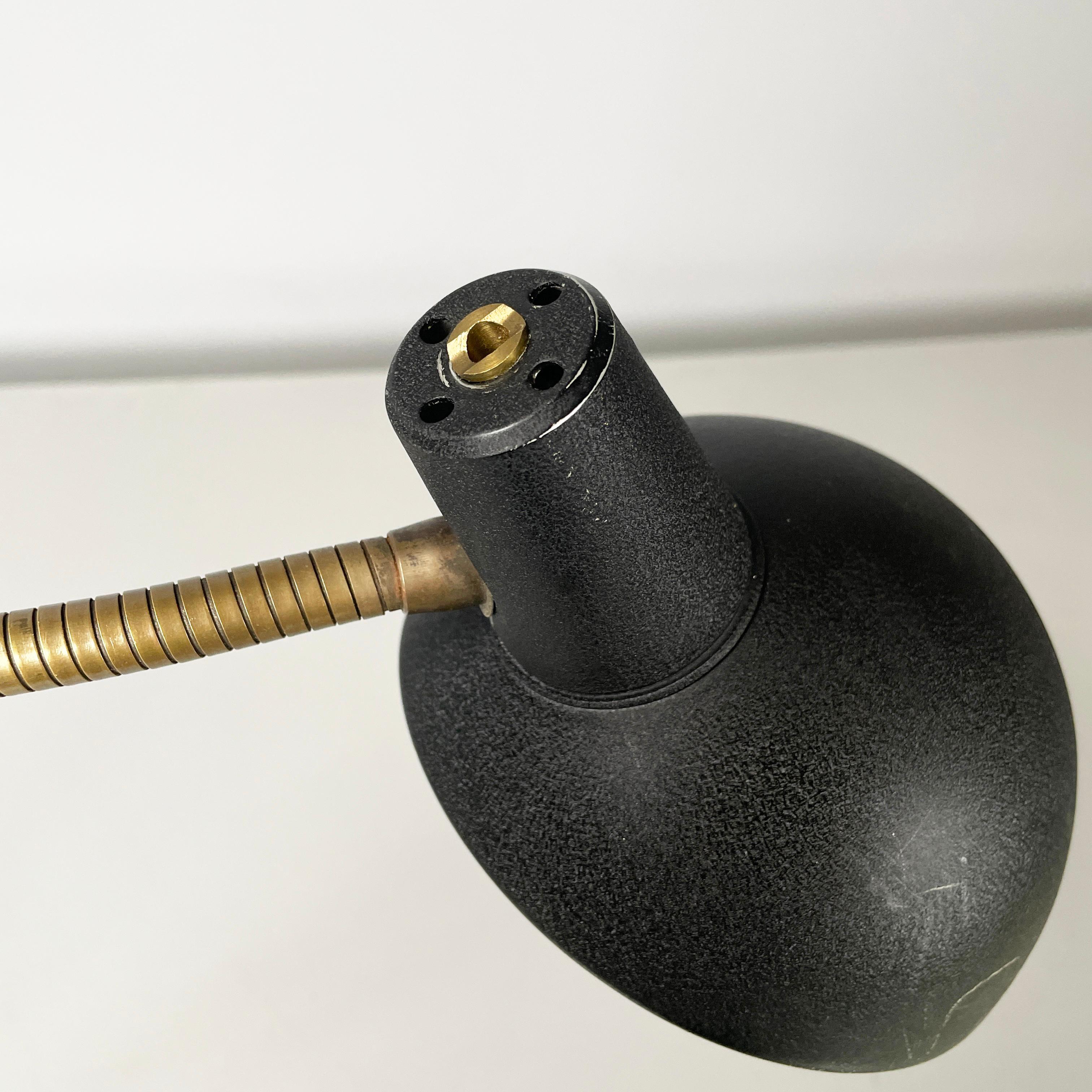 Lampe de table moderne italienne avec pince en métal noir et laiton, années 1970. en vente 1