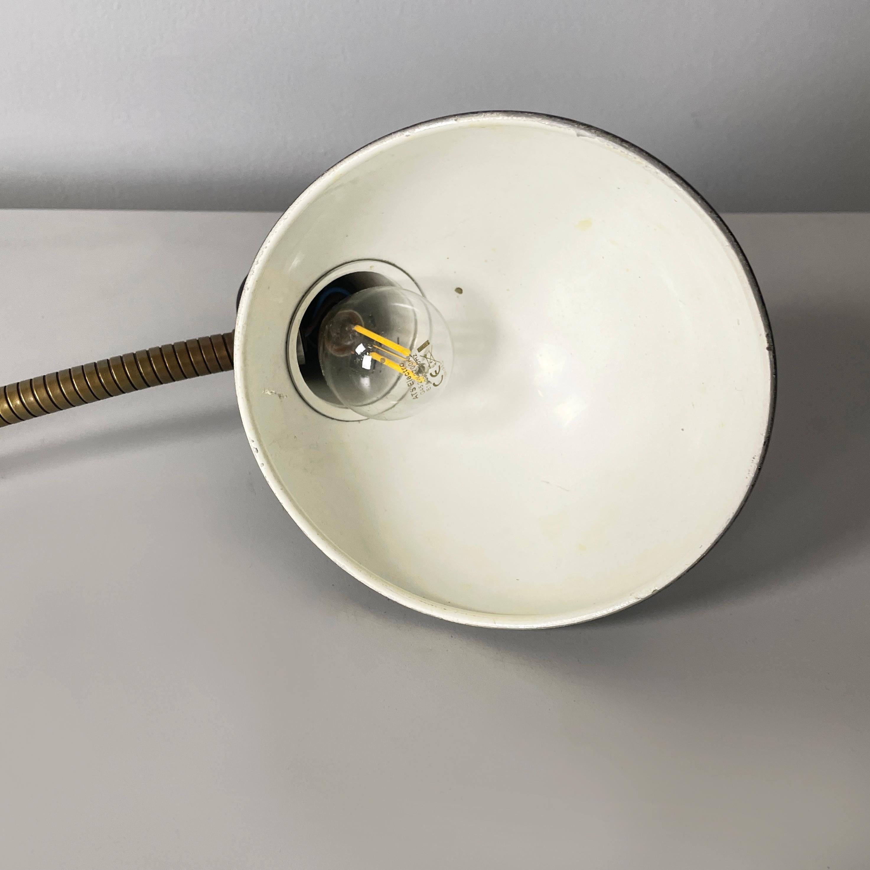 Lampe de table moderne italienne avec pince en métal noir et laiton, années 1970. en vente 3