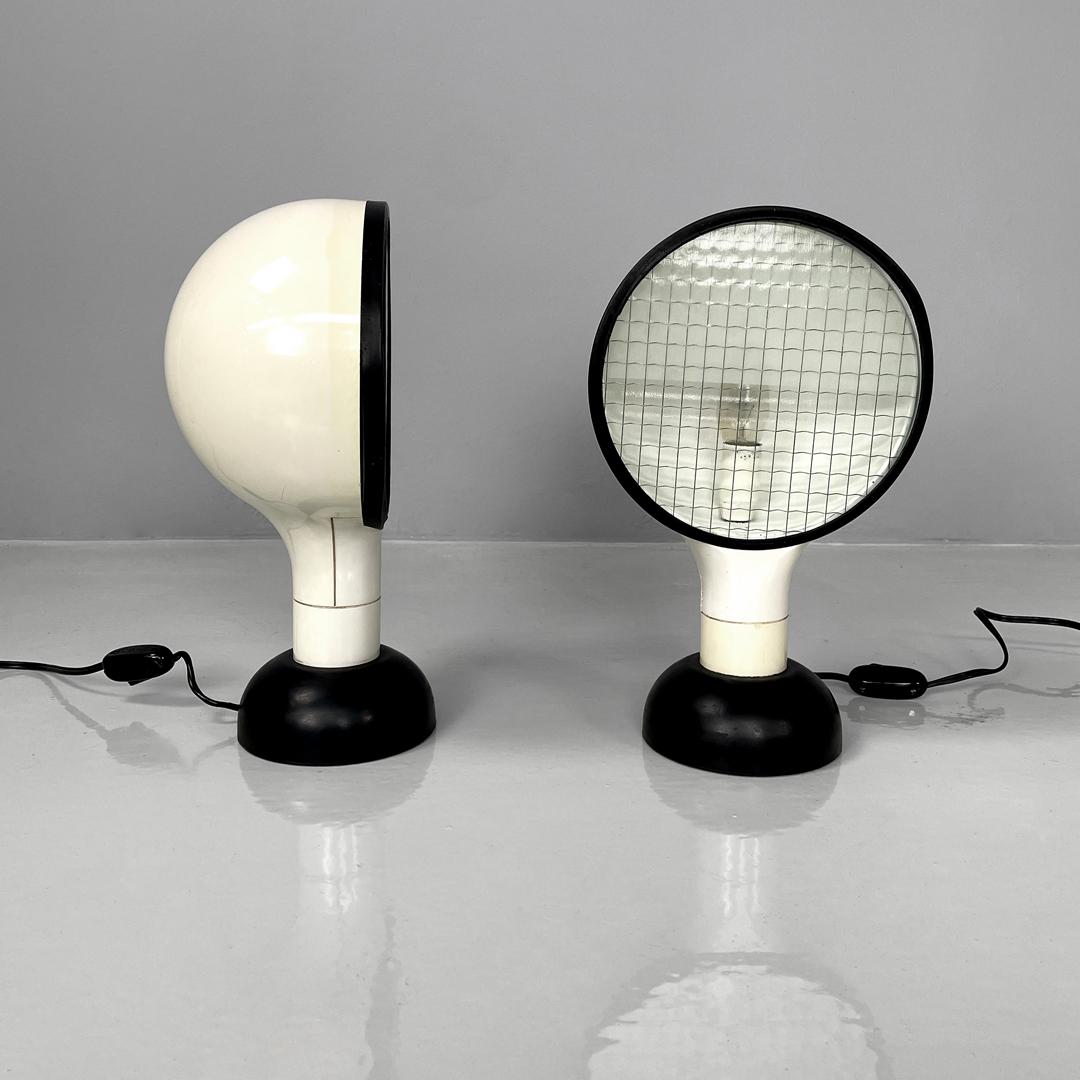 Italian modern table lamps Drive by Adalberto Dal Lago for Francesconi, 1970s
Pair of table lamps or wall lamps mod. Drive with a round base. The structure is in white plastic, with curved and rounded shapes. The upper part is spherical in shape,