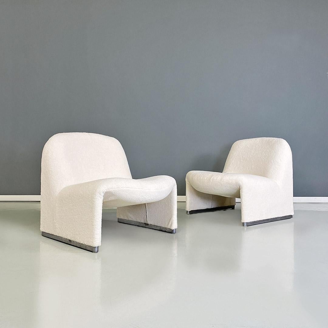 Pareja de sillones modernos italianos Alky de tela de peluche blanca y detalles metálicos, de Giancarlo Piretti para Anonima Castelli, años 70.
Pareja de sillones monocasco modelo Alky, totalmente acolchados y tapizados en suave tela de peluche