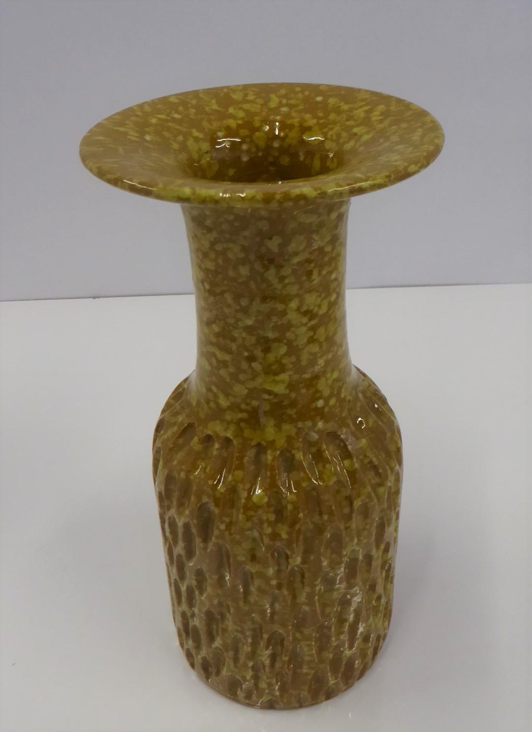 Mid-Century Modern textured Italian pottery vase made by Fratelli Fanciullacci in the early 1960s. With a glossy glaze over speckled yellow underglaze. Heavily incised shouldered teardrop design in the lower bottom to a smooth neck which flares into