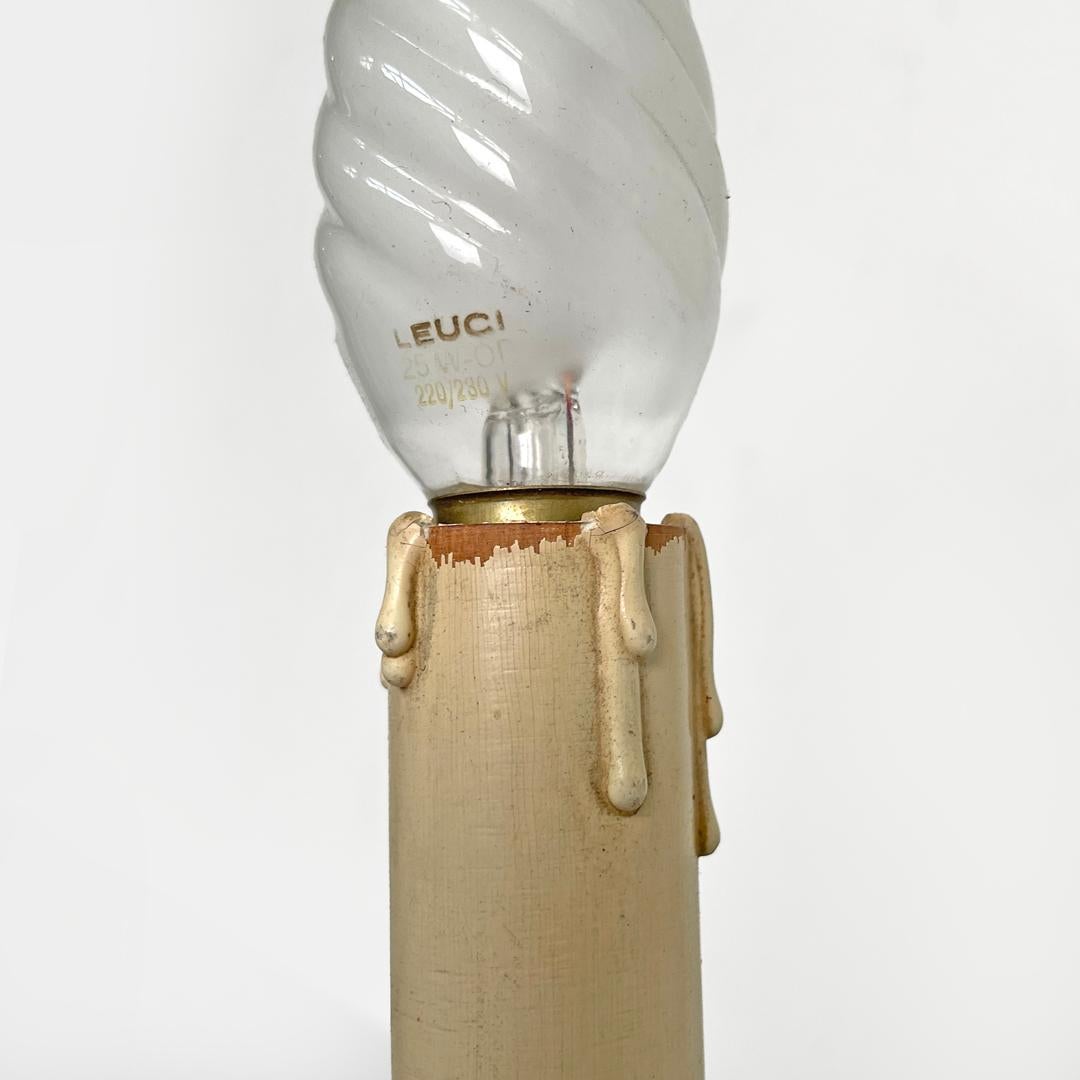 Aplique moderno italiano de latón decorado con tres brazos y velas de madera, años 70 en venta 4
