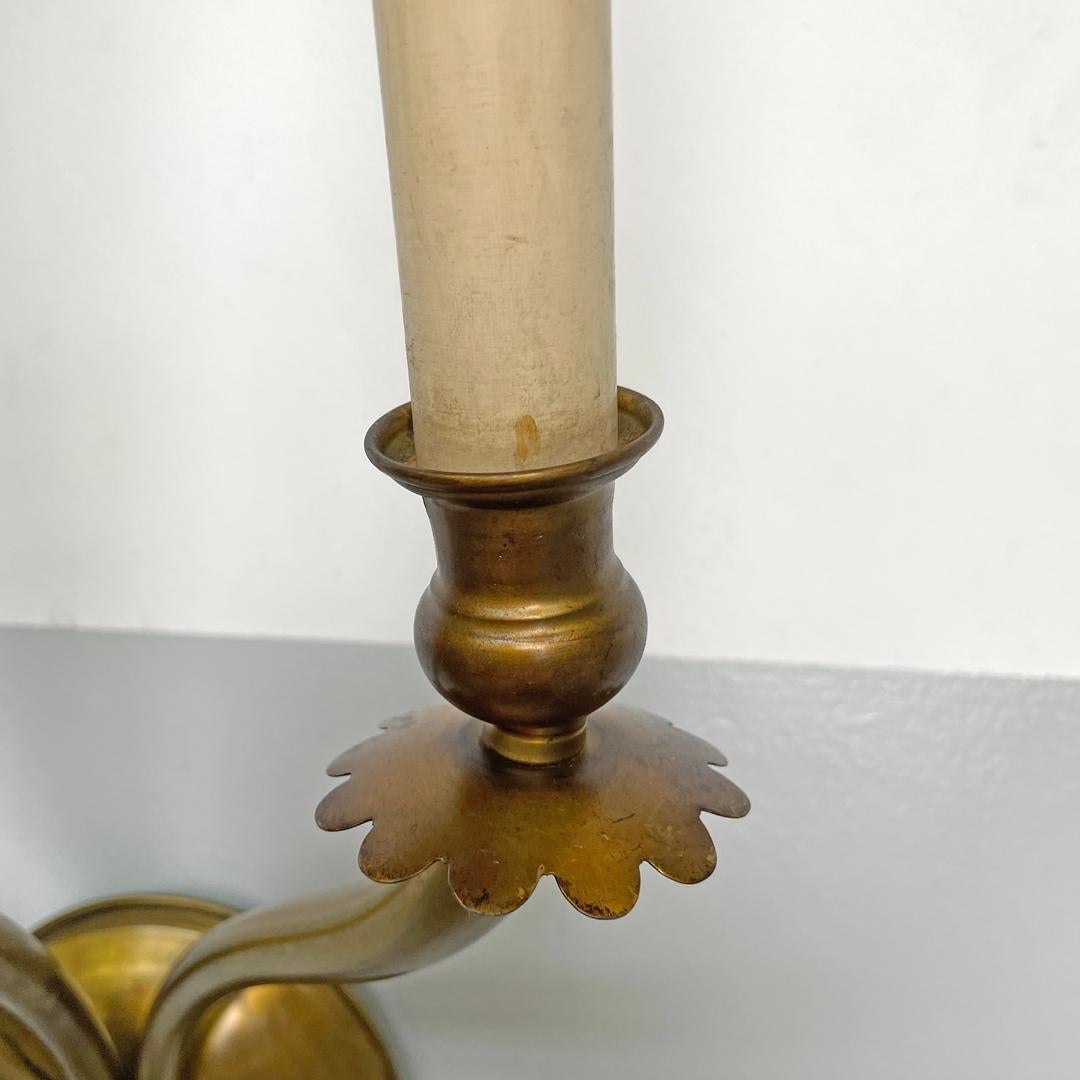 Aplique moderno italiano de latón decorado con tres brazos y velas de madera, años 70 en venta 5