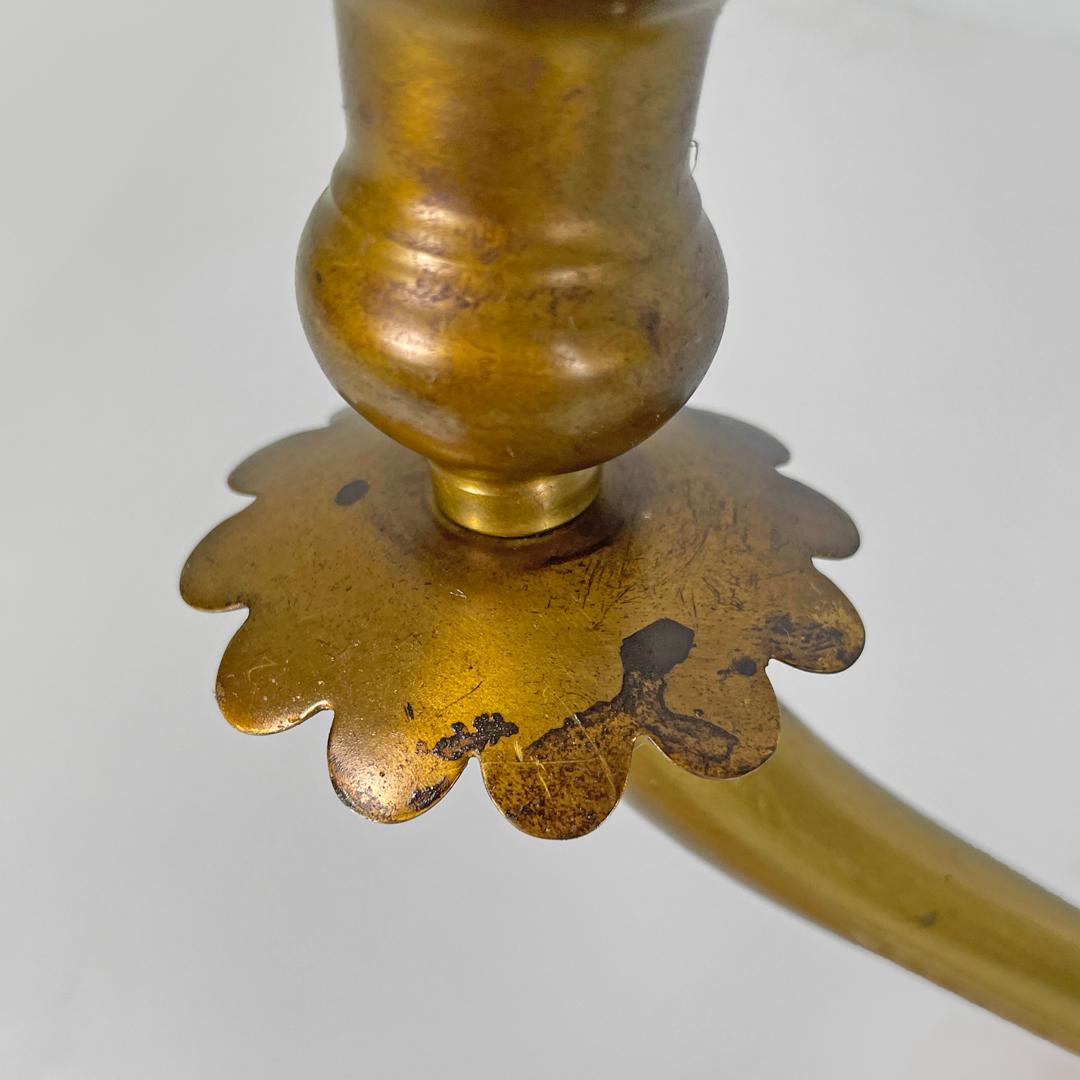 Aplique moderno italiano de latón decorado con tres brazos y velas de madera, años 70 en venta 7