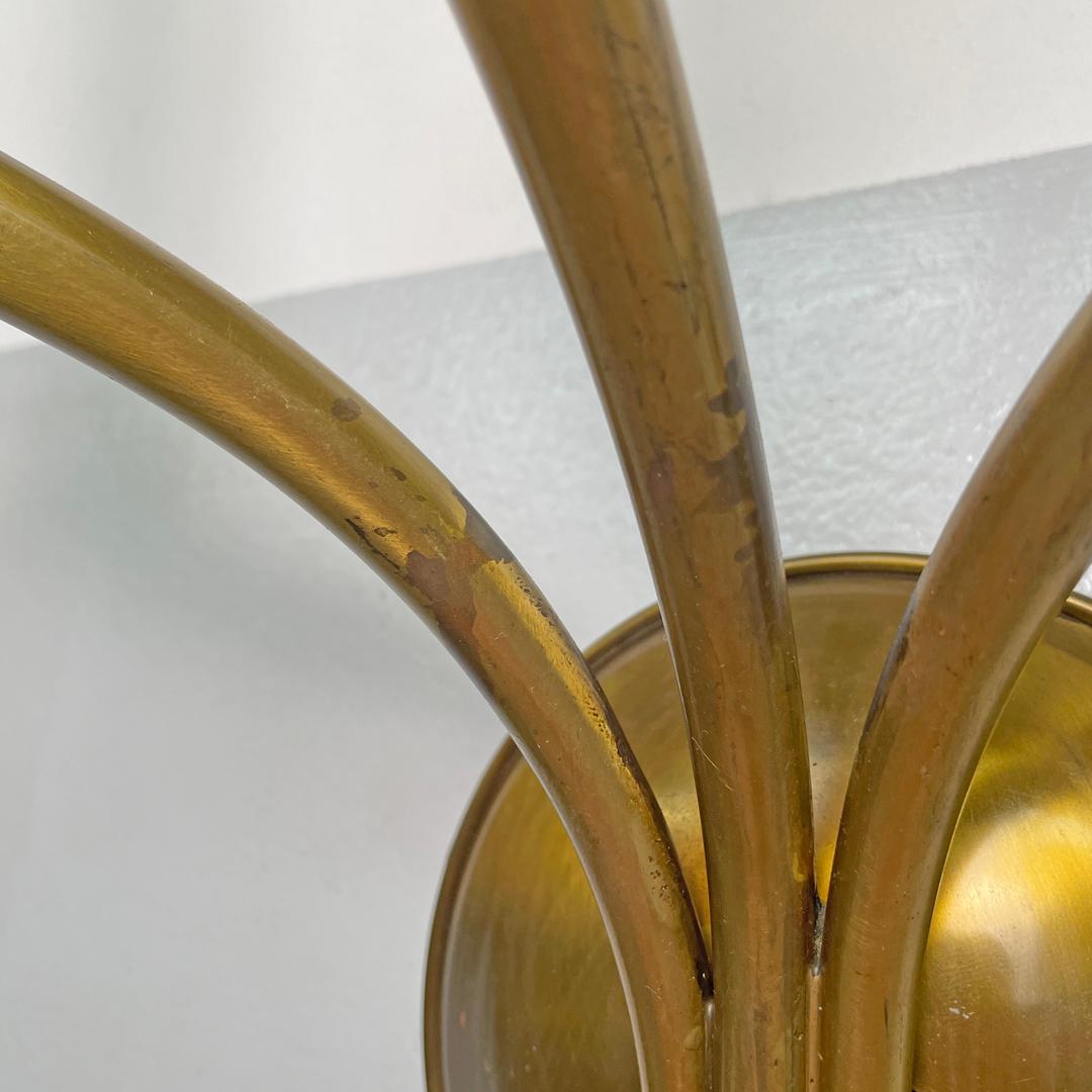 Aplique moderno italiano de latón decorado con tres brazos y velas de madera, años 70 en venta 8