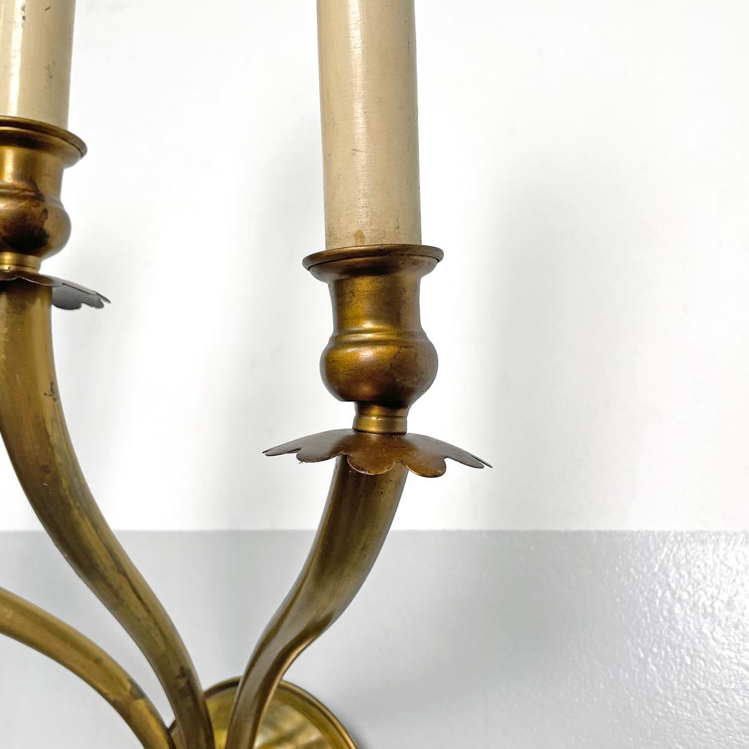Aplique moderno italiano de latón decorado con tres brazos y velas de madera, años 70 en venta 9