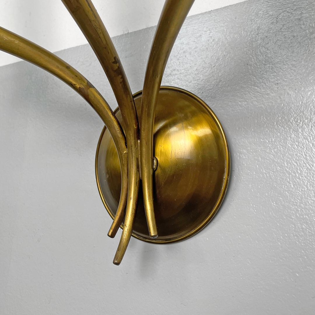 Aplique moderno italiano de latón decorado con tres brazos y velas de madera, años 70 en venta 10