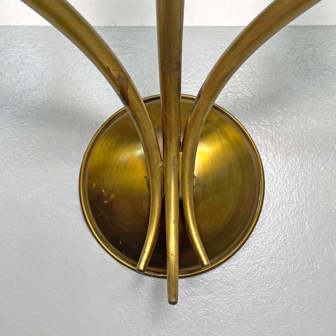 Aplique moderno italiano de latón decorado con tres brazos y velas de madera, años 70 en venta 12
