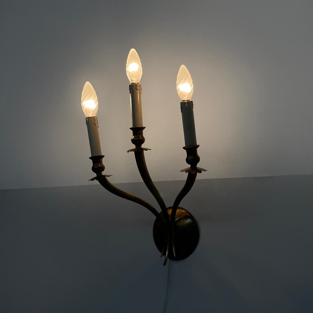 Aplique moderno italiano de latón decorado con tres brazos y velas de madera, años 70 Moderno en venta