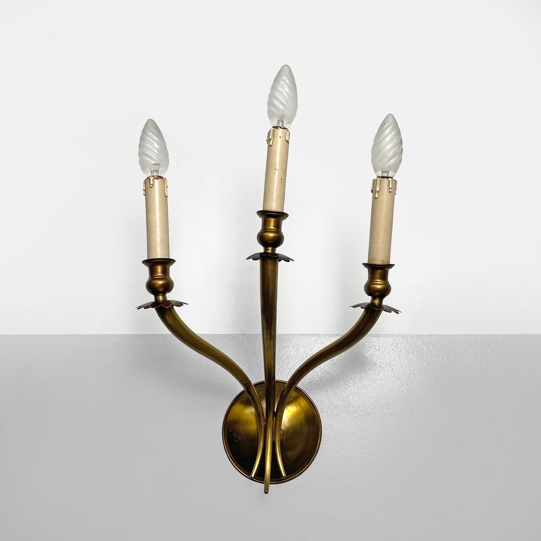 Aplique moderno italiano de latón decorado con tres brazos y velas de madera, años 70 Italiano en venta