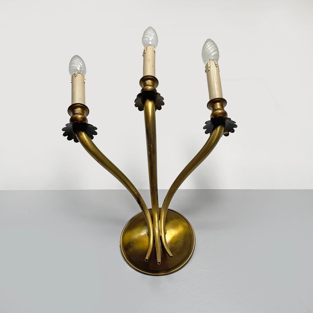 Aplique moderno italiano de latón decorado con tres brazos y velas de madera, años 70 en Bueno estado para la venta en MIlano, IT