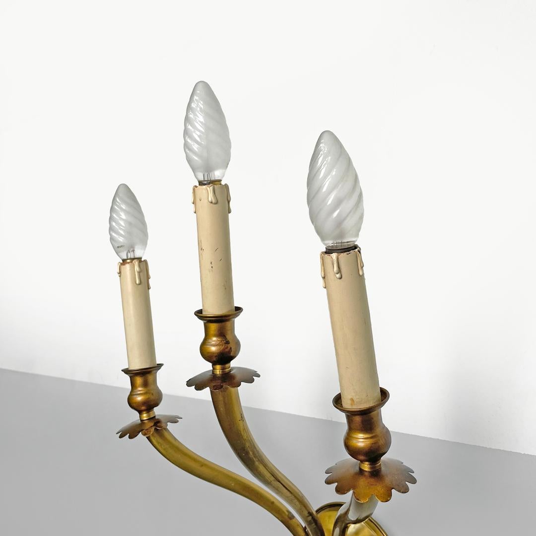 Aplique moderno italiano de latón decorado con tres brazos y velas de madera, años 70 en venta 2