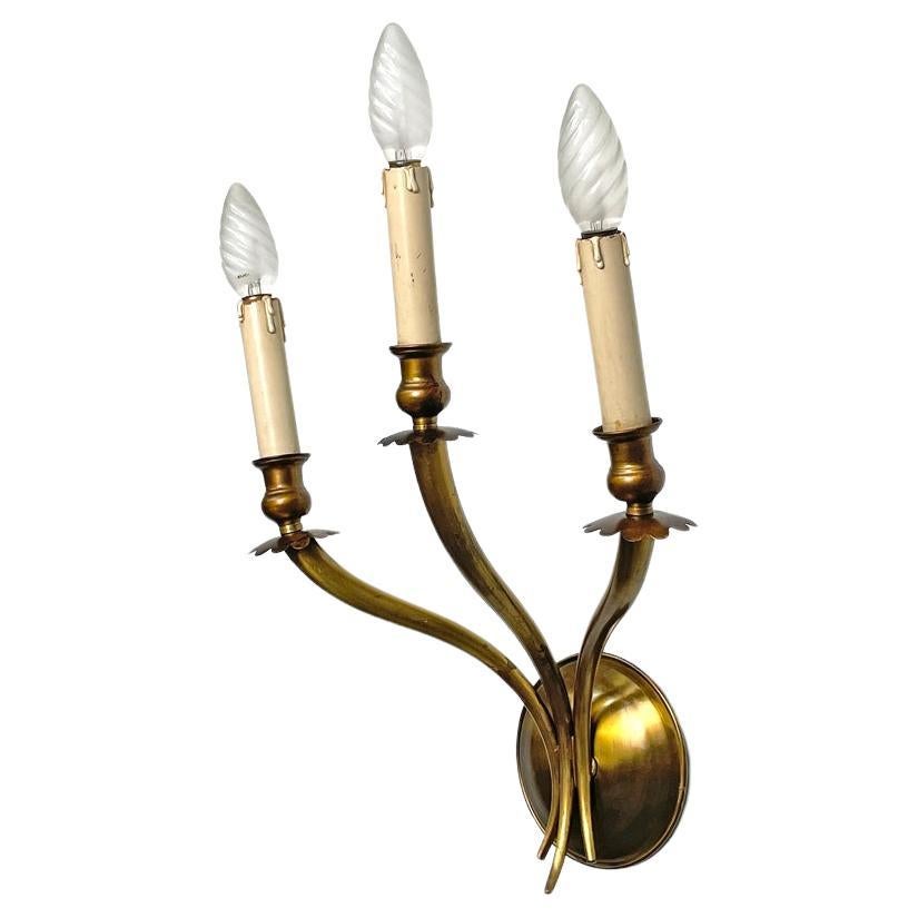 Aplique moderno italiano de latón decorado con tres brazos y velas de madera, años 70 en venta