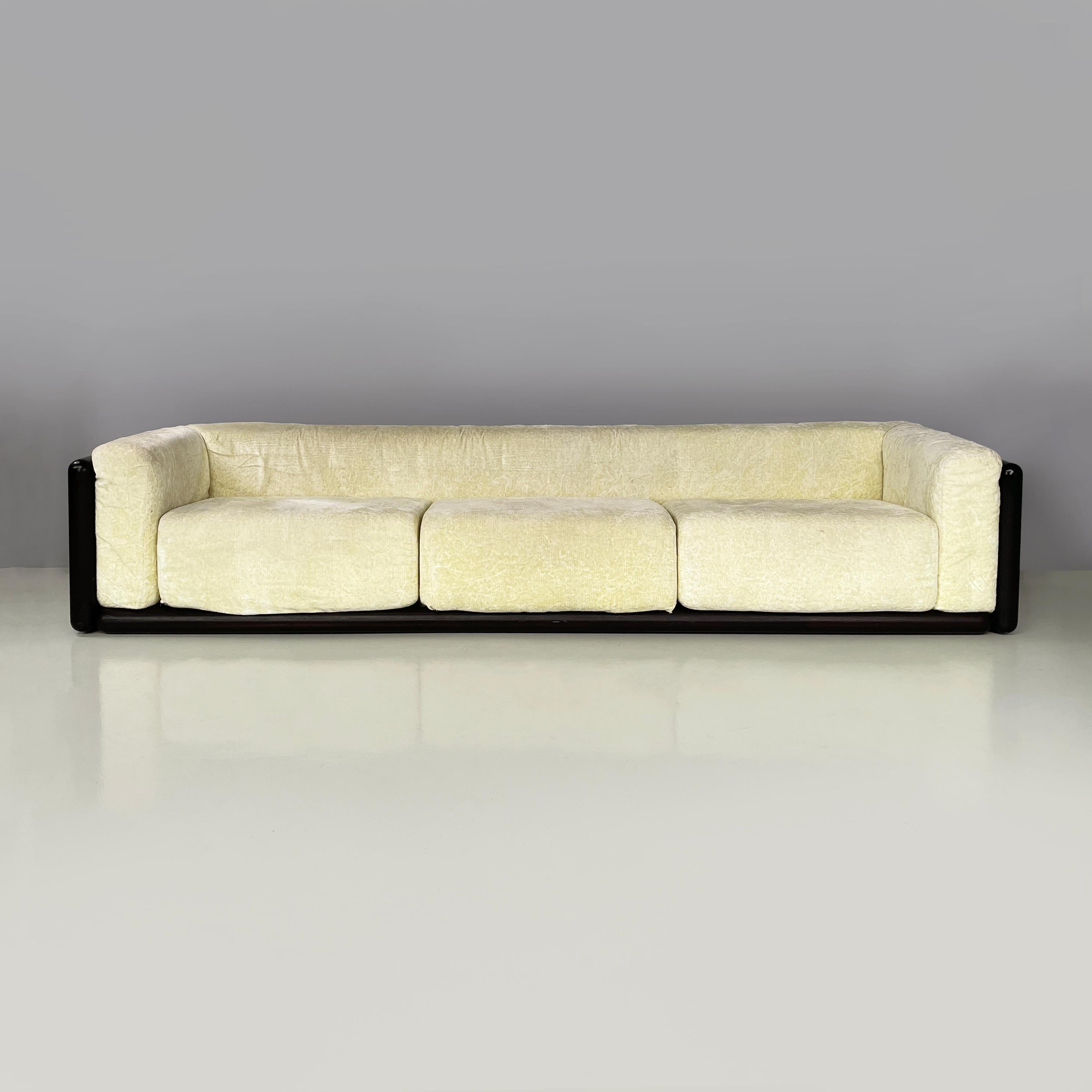 Italian modern Three-seater sofa Cornaro by Carlo Scarpa for Simon Gavina, 1980s
Iconic and vintage three-seater sofa mod. Cornaro with round section structure in black painted solid wood. The seat is made up of three padded cushions covered in