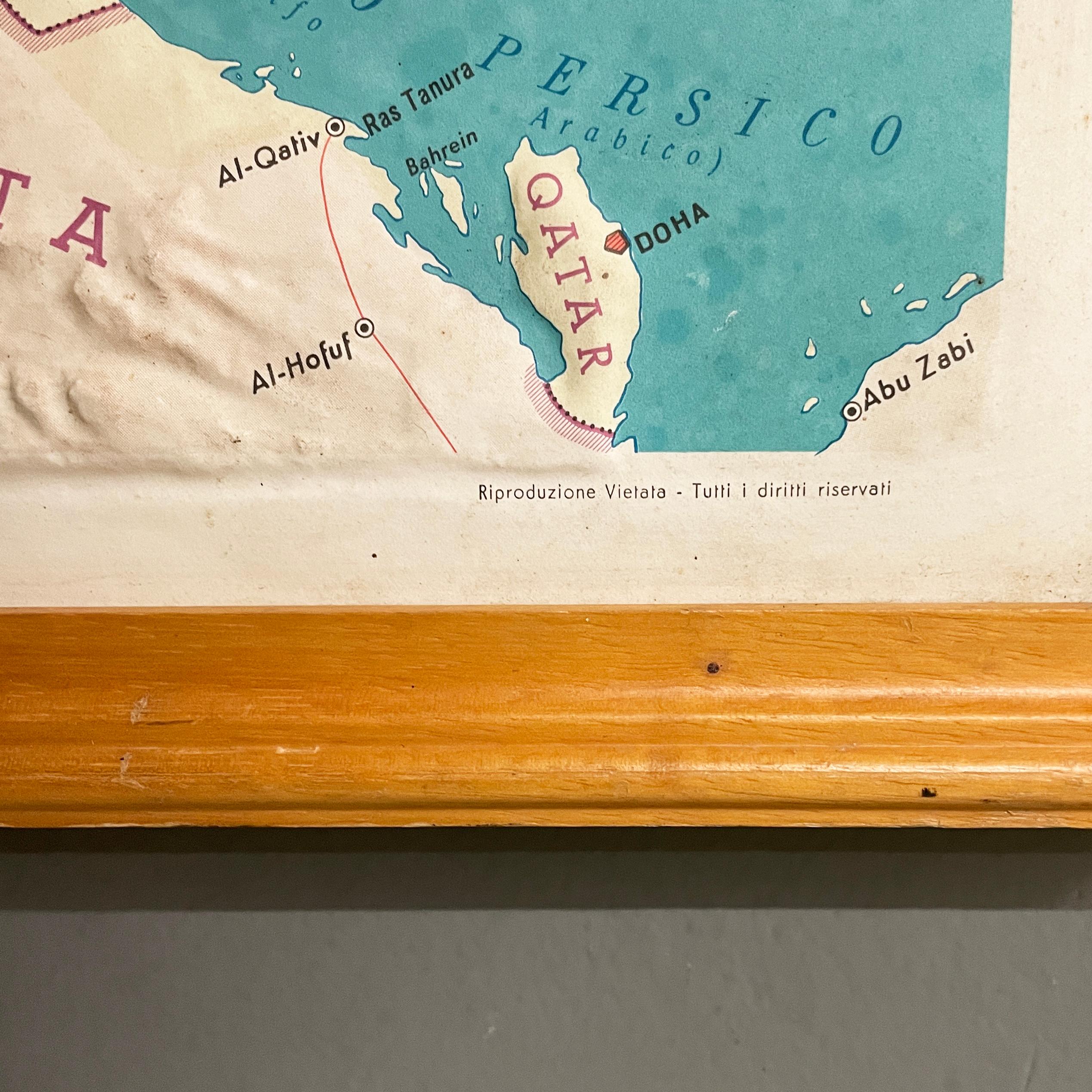 Carte géographique topographique italienne moderne de l'Europe dans un cadre en bois, années 1950-1990 en vente 7