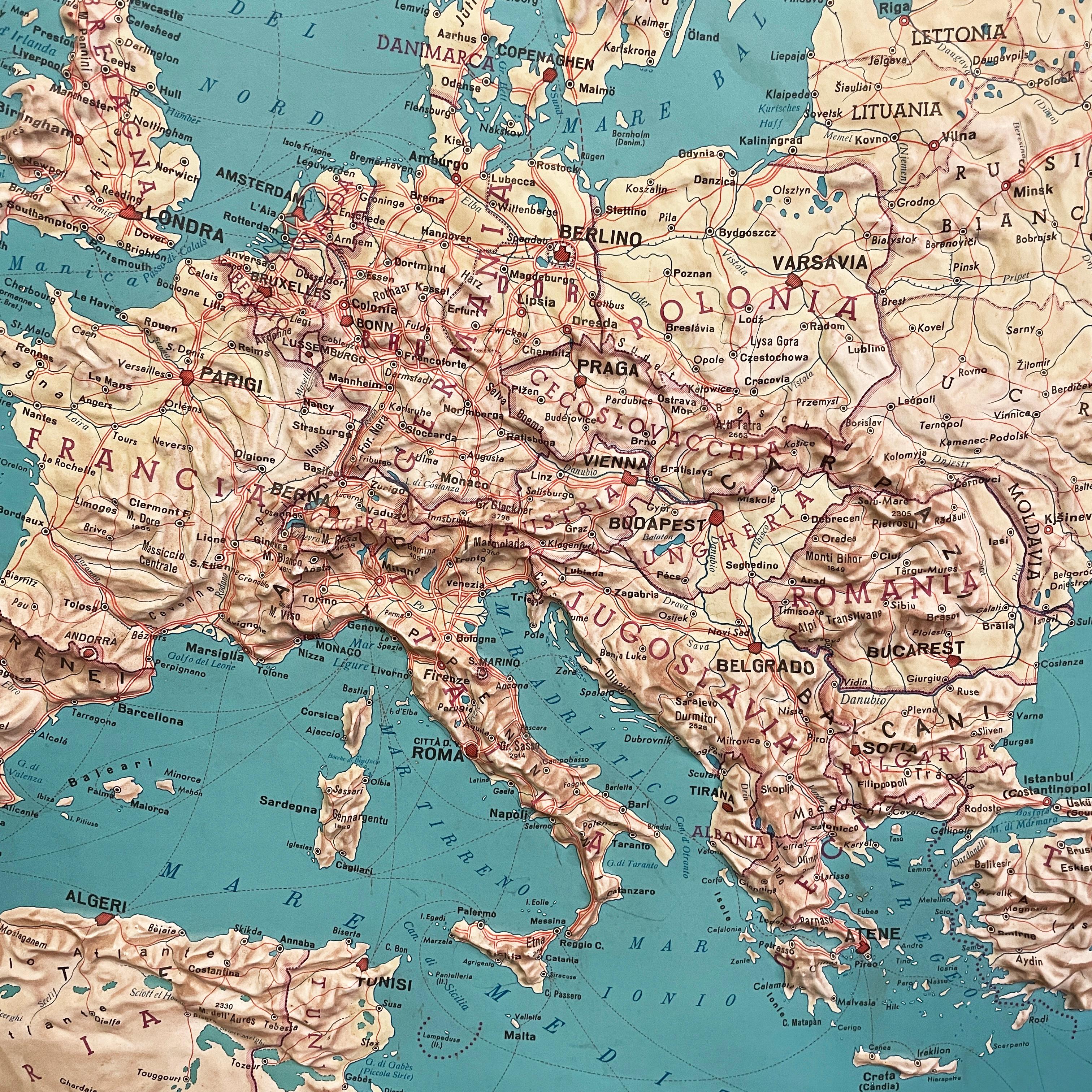 Moderne Carte géographique topographique italienne moderne de l'Europe dans un cadre en bois, années 1950-1990 en vente