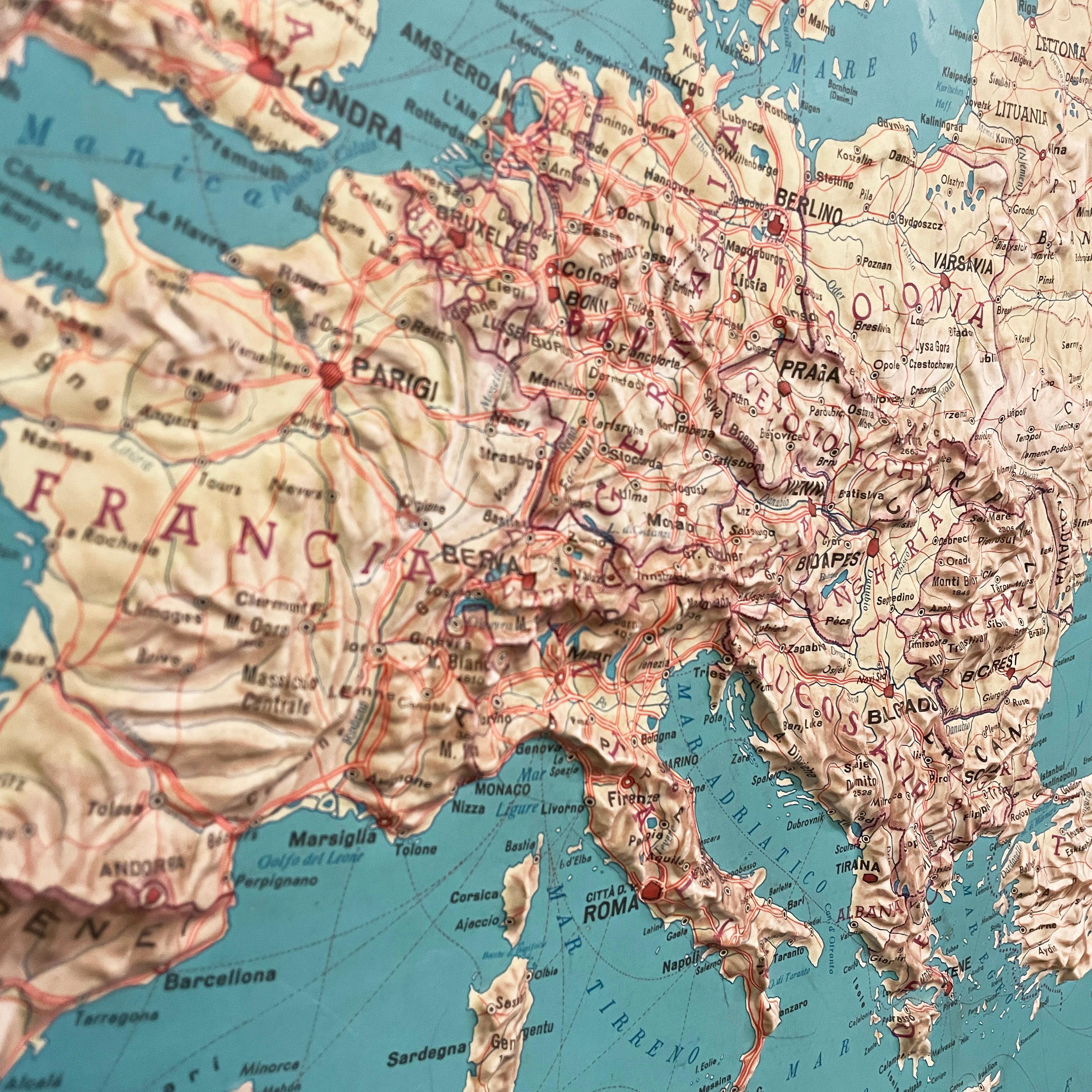 Italian modern Topographic geographical map in wood frame of Europe, 1950s-1990s In Good Condition For Sale In MIlano, IT
