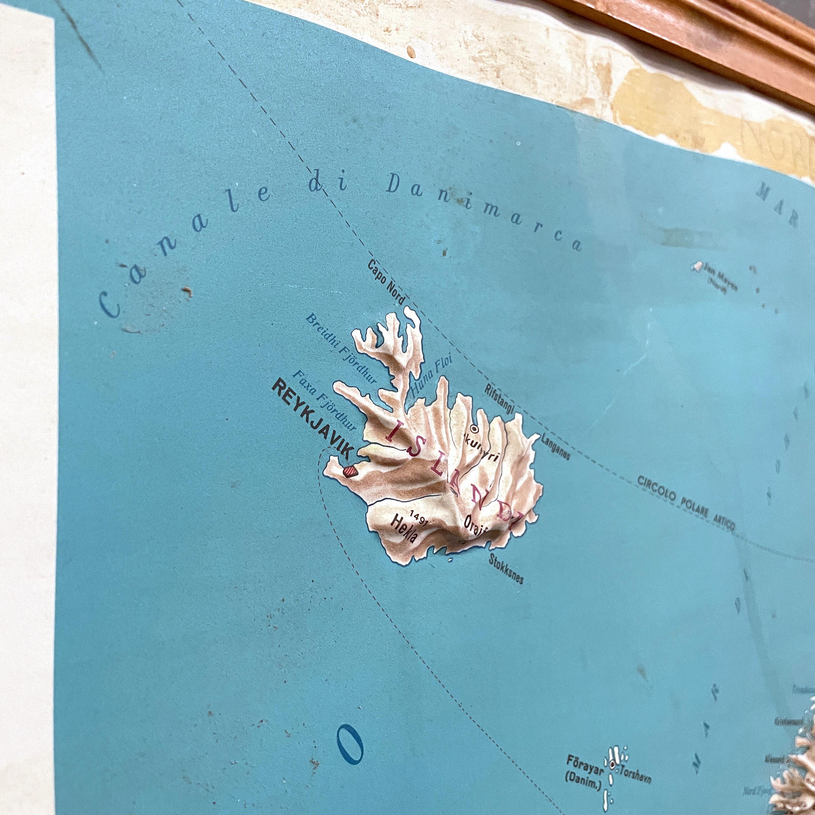 Carte géographique topographique italienne moderne de l'Europe dans un cadre en bois, années 1950-1990 Bon état - En vente à MIlano, IT