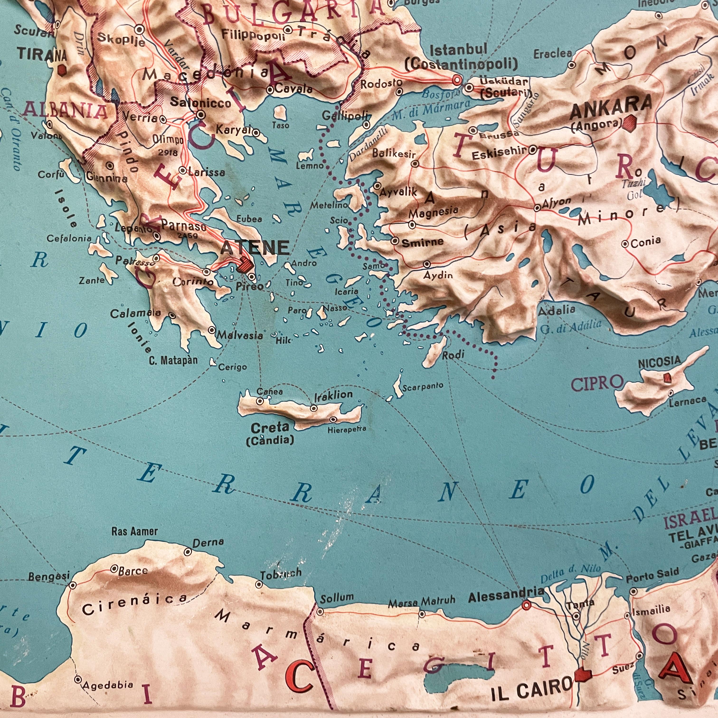 20th Century Carte géographique topographique italienne moderne de l'Europe dans un cadre en bois, années 1950-1990 en vente