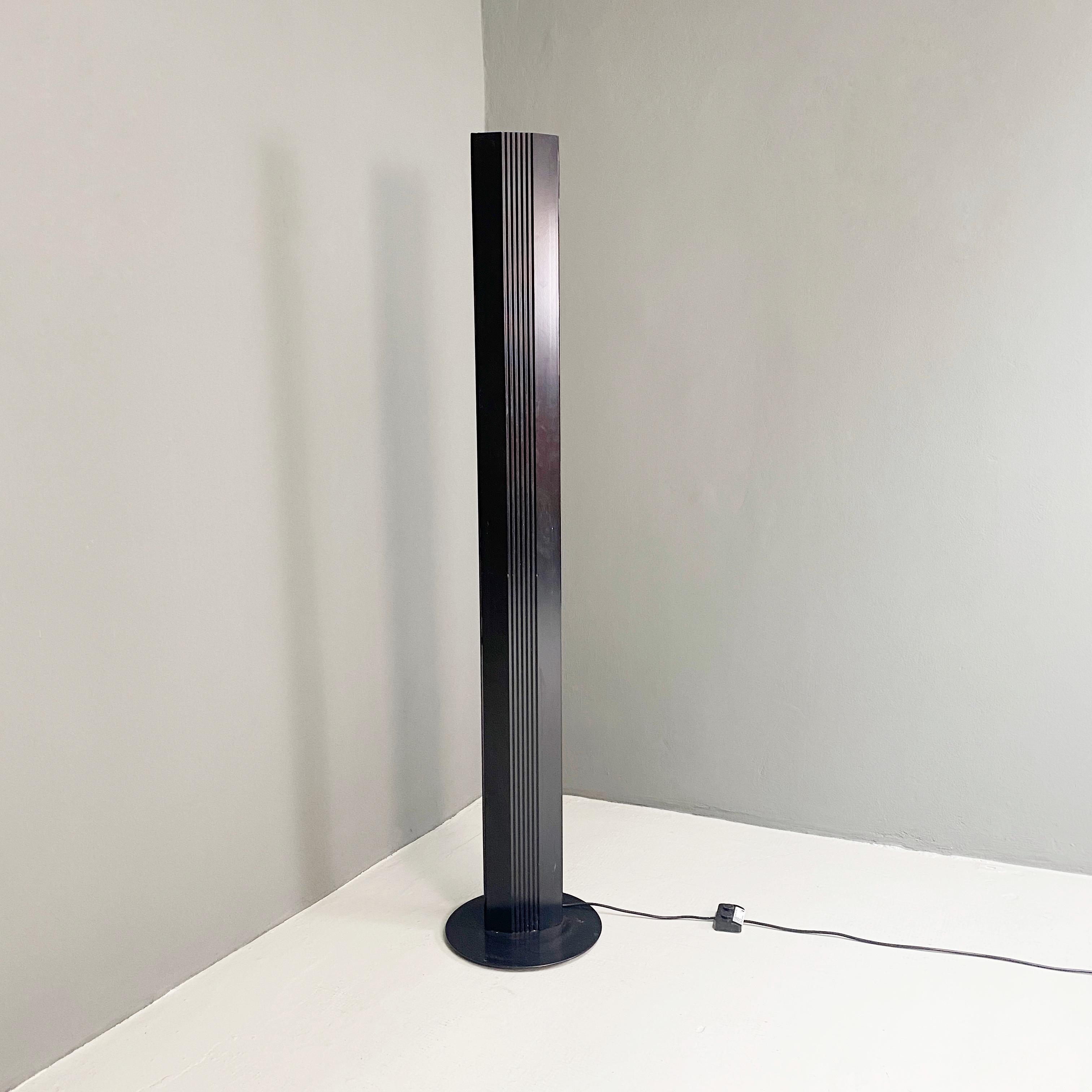 Italian Modern TOTEM Metal and Plastic Floor Lamp, 1980s In Good Condition For Sale In MIlano, IT