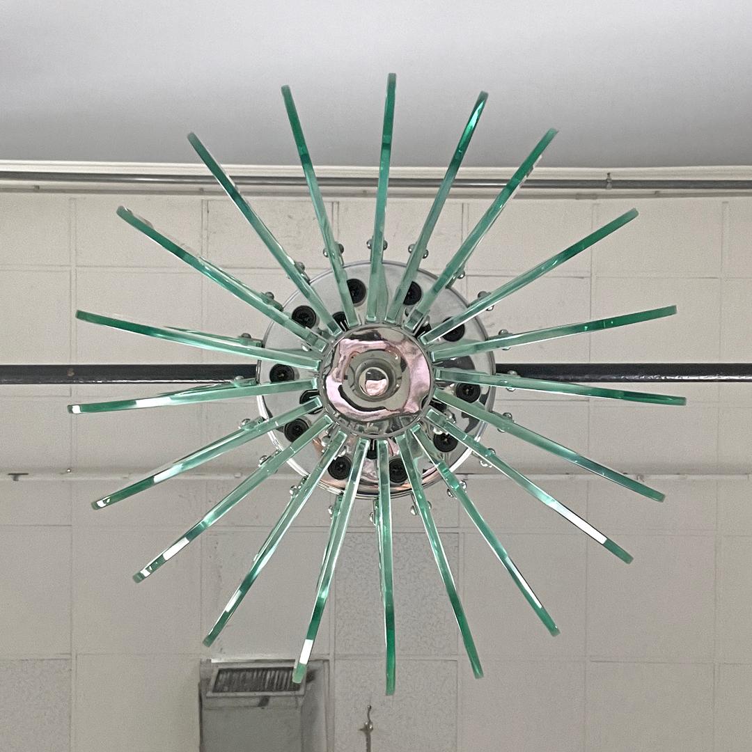 Metallo Lampadario moderno italiano in vetro trasparente arrotondato e metallo cromato, anni '70 in vendita