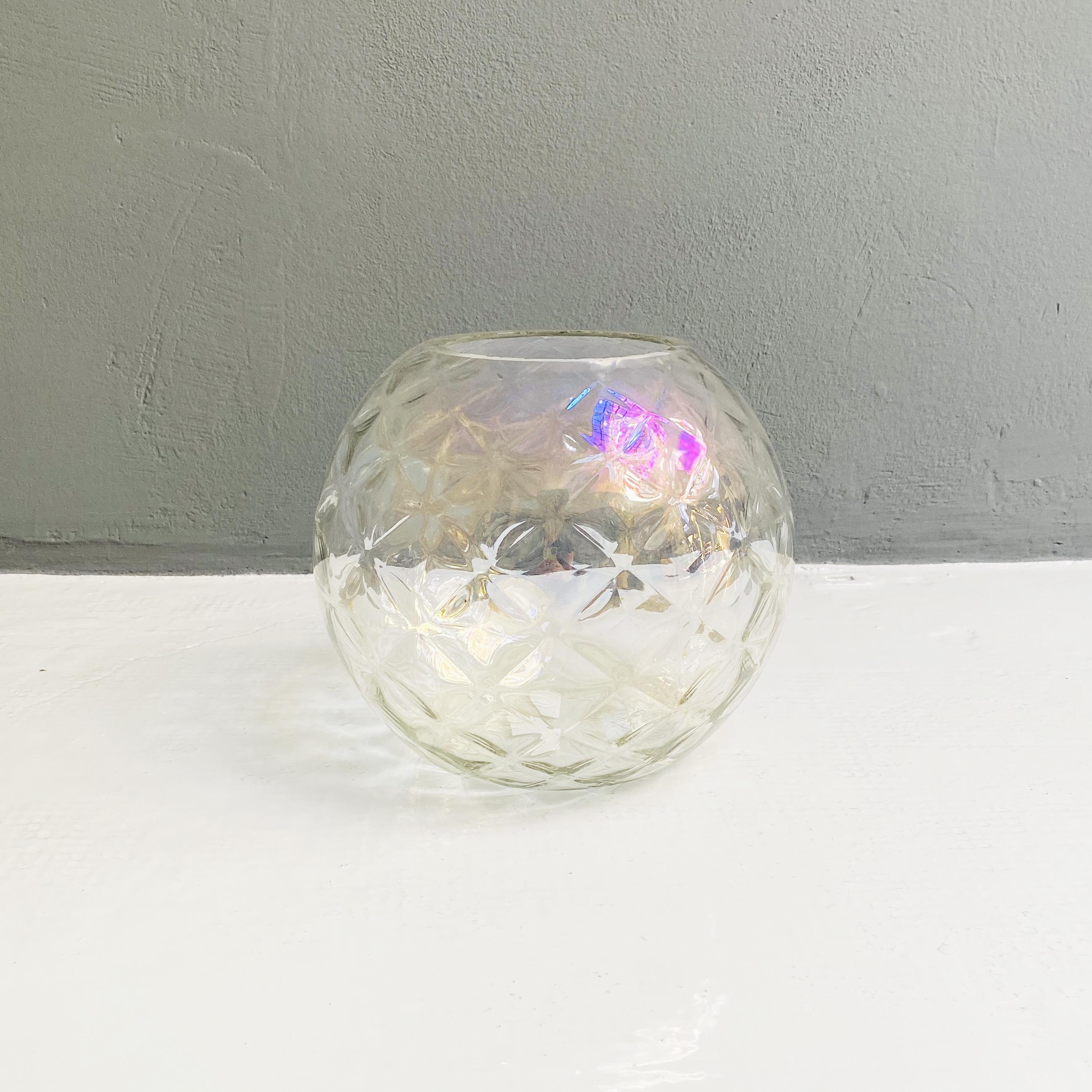 Transparent glass vase, 1980s
Spherical vase in transparent glass and printed with rhomboidal motifs. 
Edge with irregular finish.
1980s

Good condition 

Measures in cm 29 x 28 H.