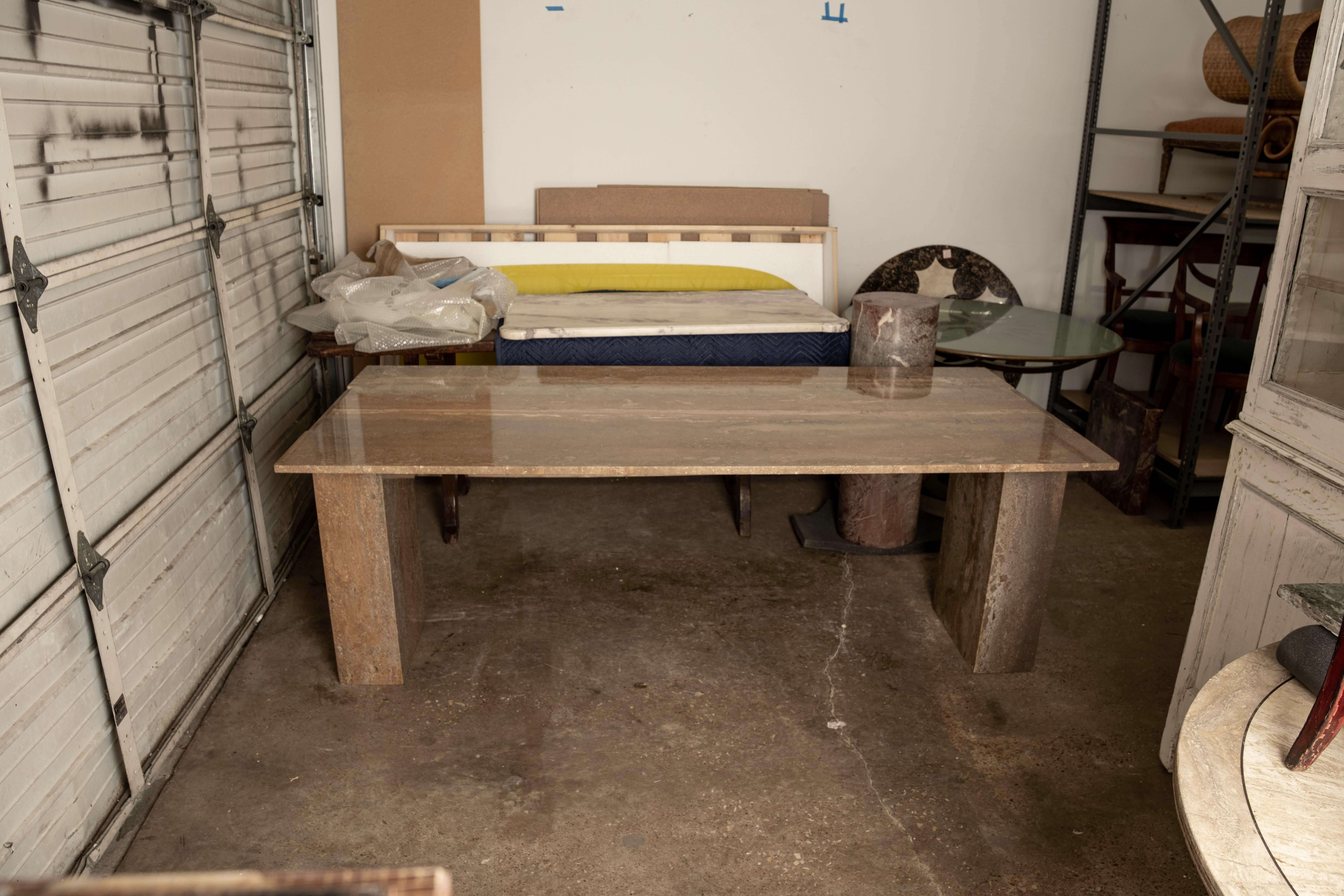 Table ou bureau moderne italien en travertin conçu par Angelo Mangiarotti Bon état - En vente à Houston, TX