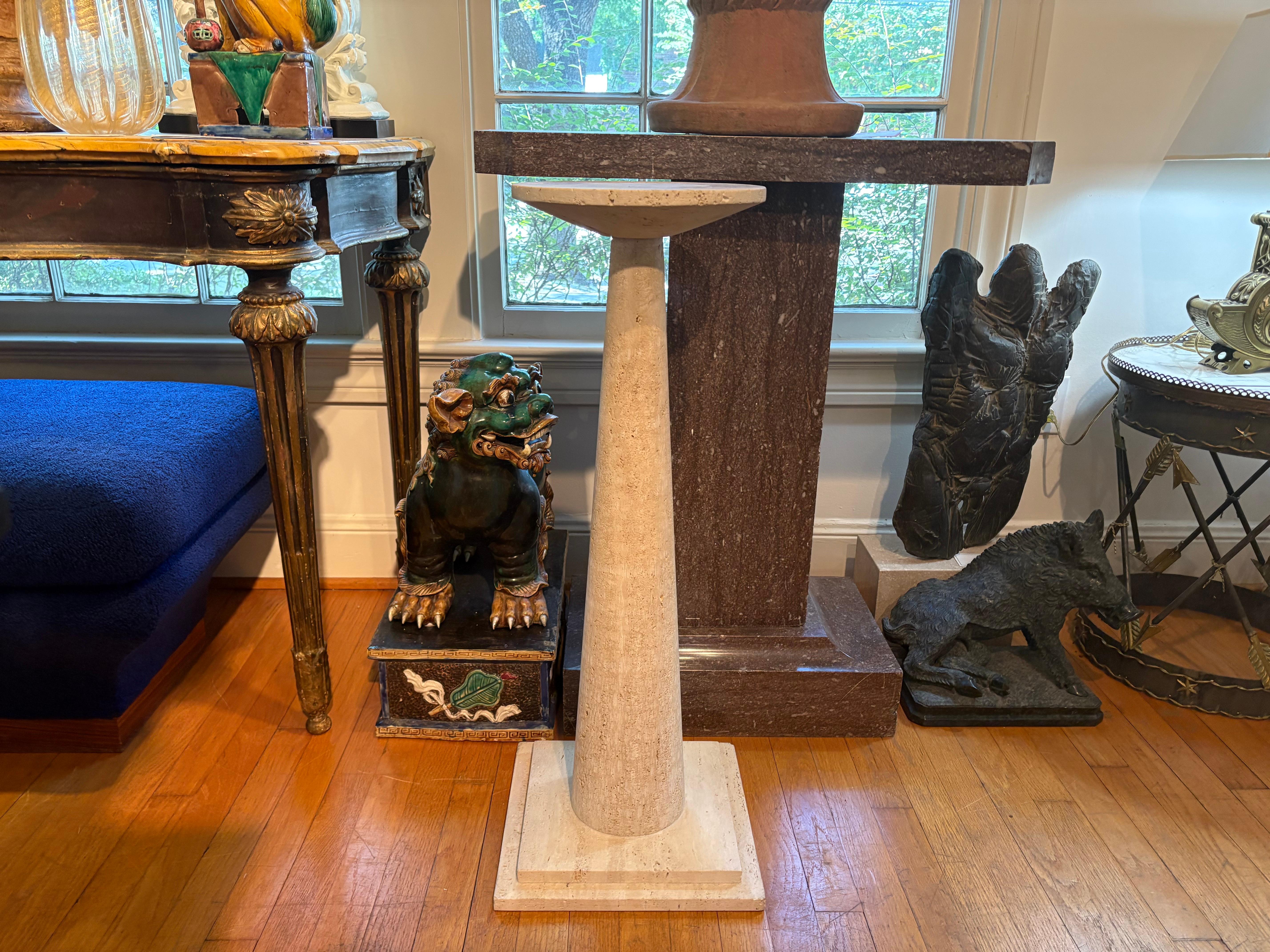 Italienischer moderner Travertin-Sockel von Angelo Mangiarotti.
Angeboten wird ein beeindruckender italienischer Travertin-Sockel, der von Angelo Mangiarotti in den 1970er Jahren entworfen wurde.
Unser italienischer, postmoderner Travertin-Sockel