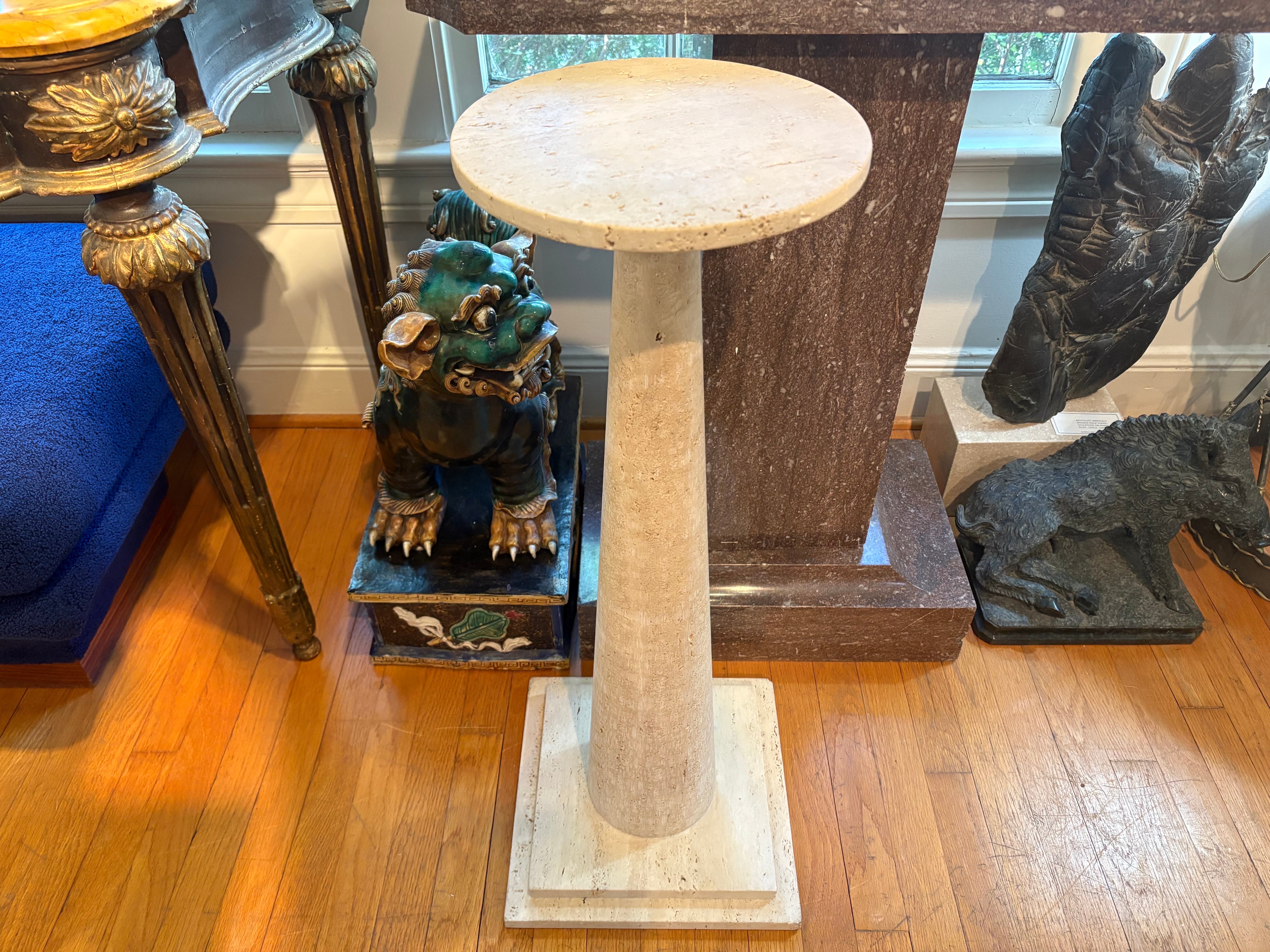 Italienischer moderner Travertin-Sockel von Angelo Mangiarotti (Postmoderne) im Angebot