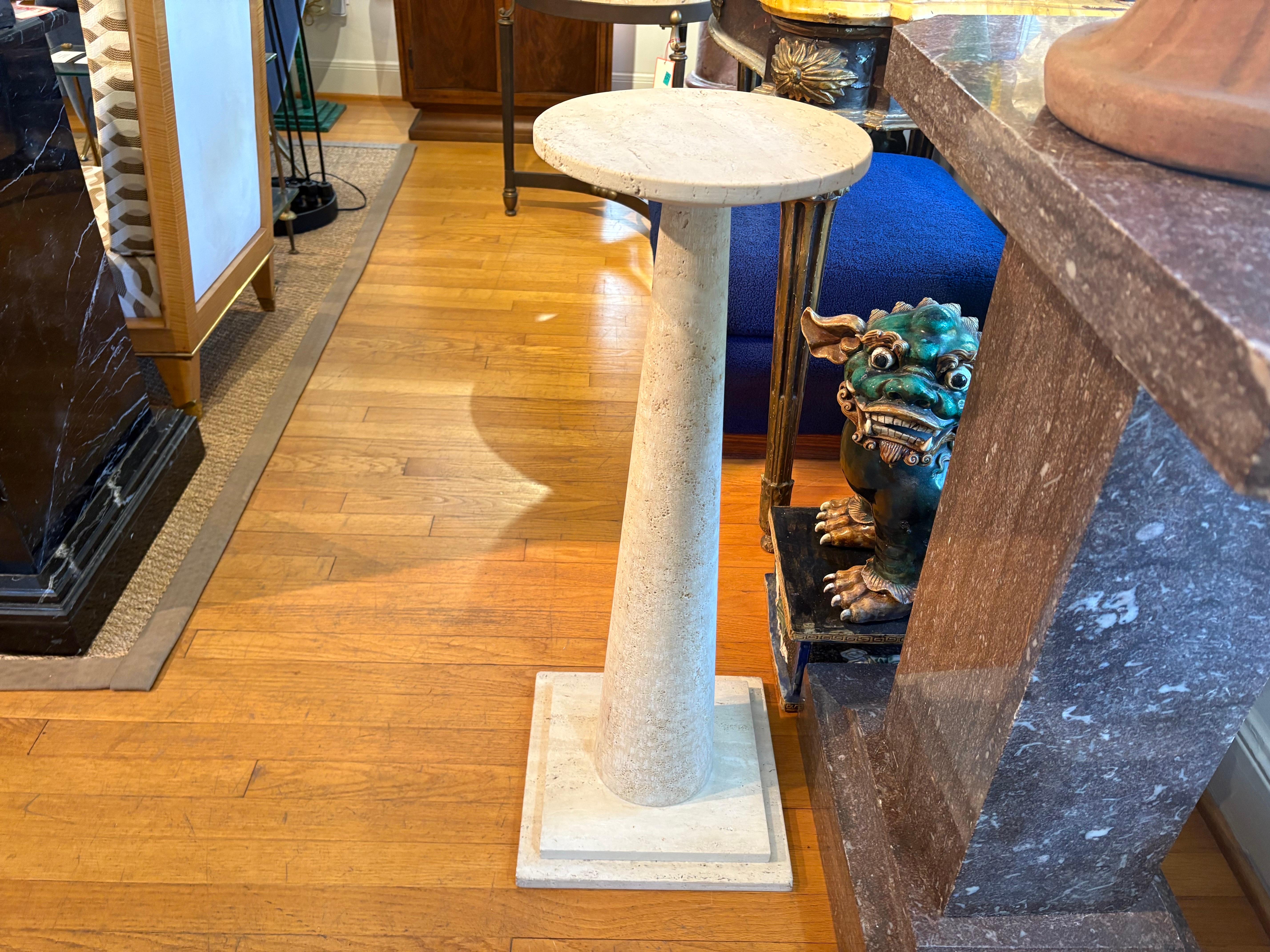 Italienischer moderner Travertin-Sockel von Angelo Mangiarotti (Ende des 20. Jahrhunderts) im Angebot