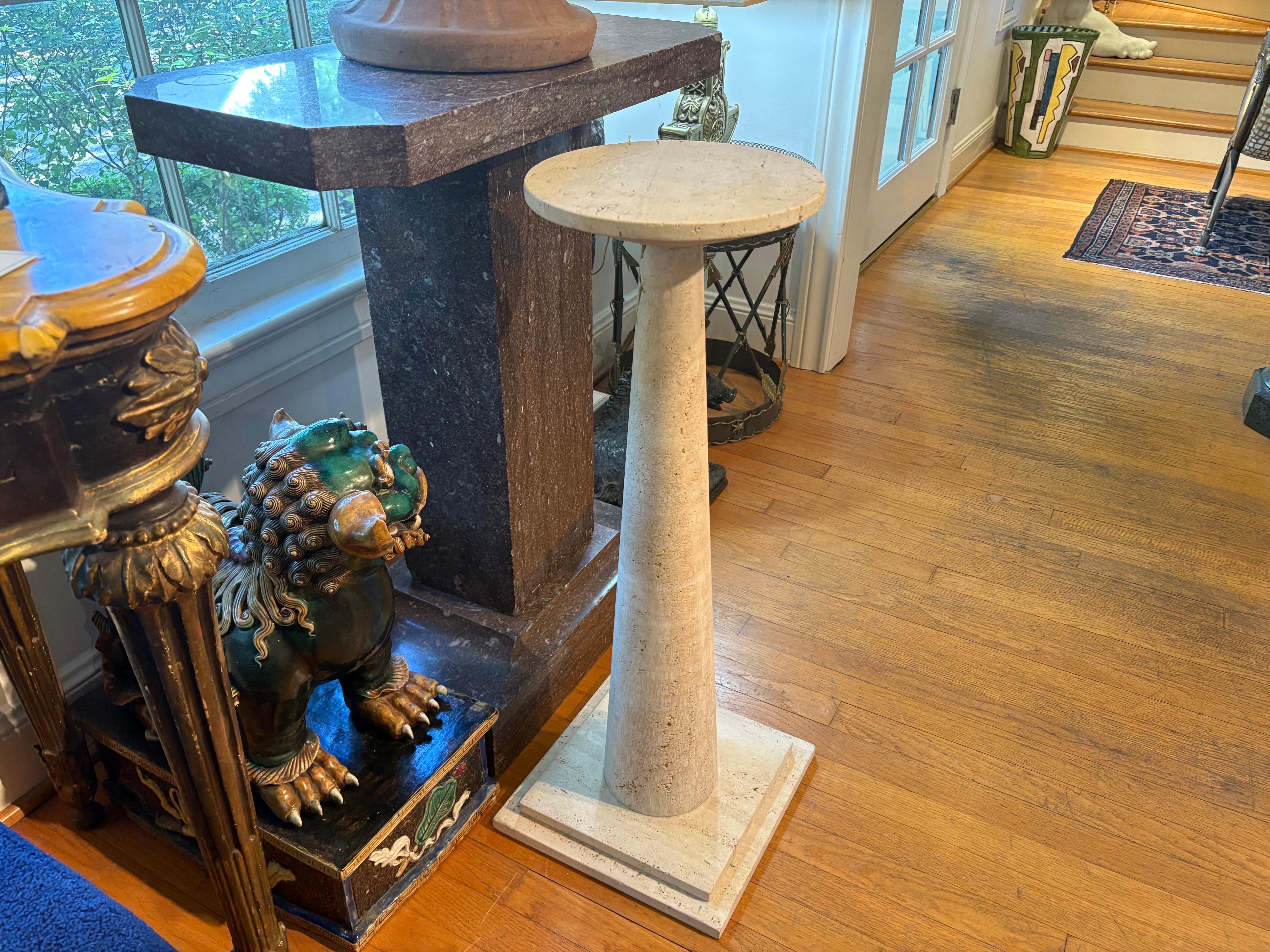 Italienischer moderner Travertin-Sockel von Angelo Mangiarotti im Angebot 1