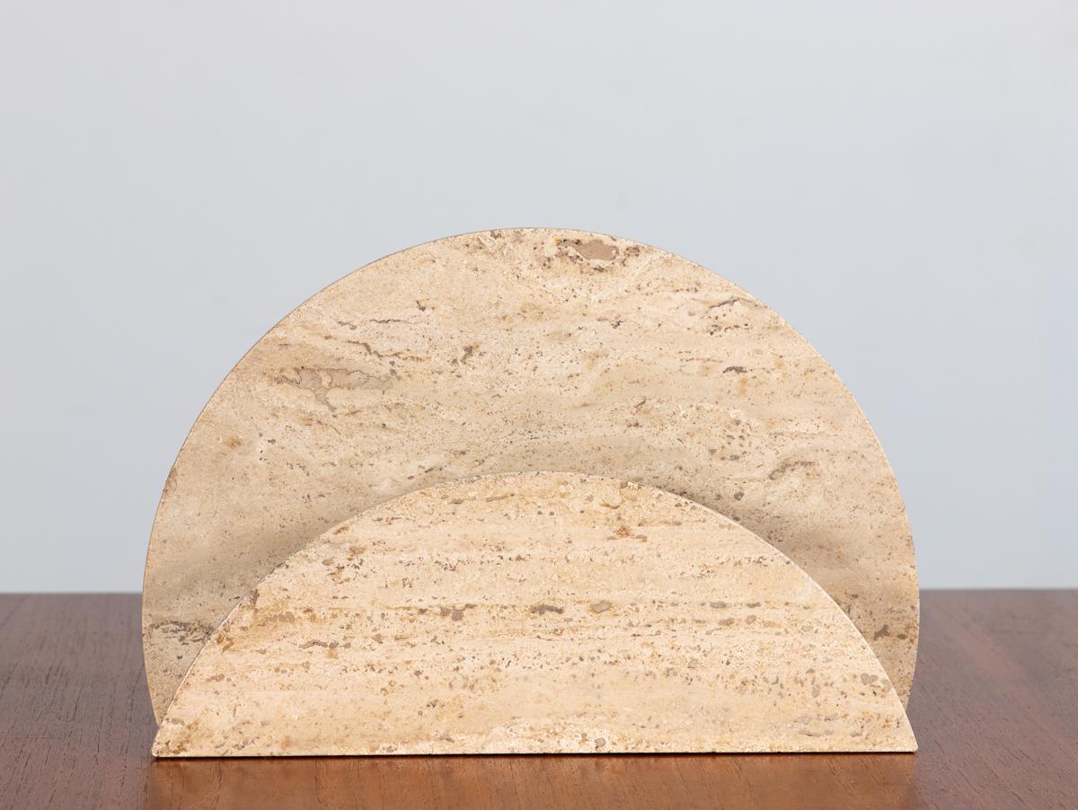 Schicke und skulpturale Tischleuchte aus Travertin, entworfen von Piero Passeri für RK Line. Ultra-luxuriöser, polierter Stein hebt die minimale, geometrische Form hervor und verleiht ihr Textur. Mit ihrem subtilen Licht verleiht diese Tischleuchte