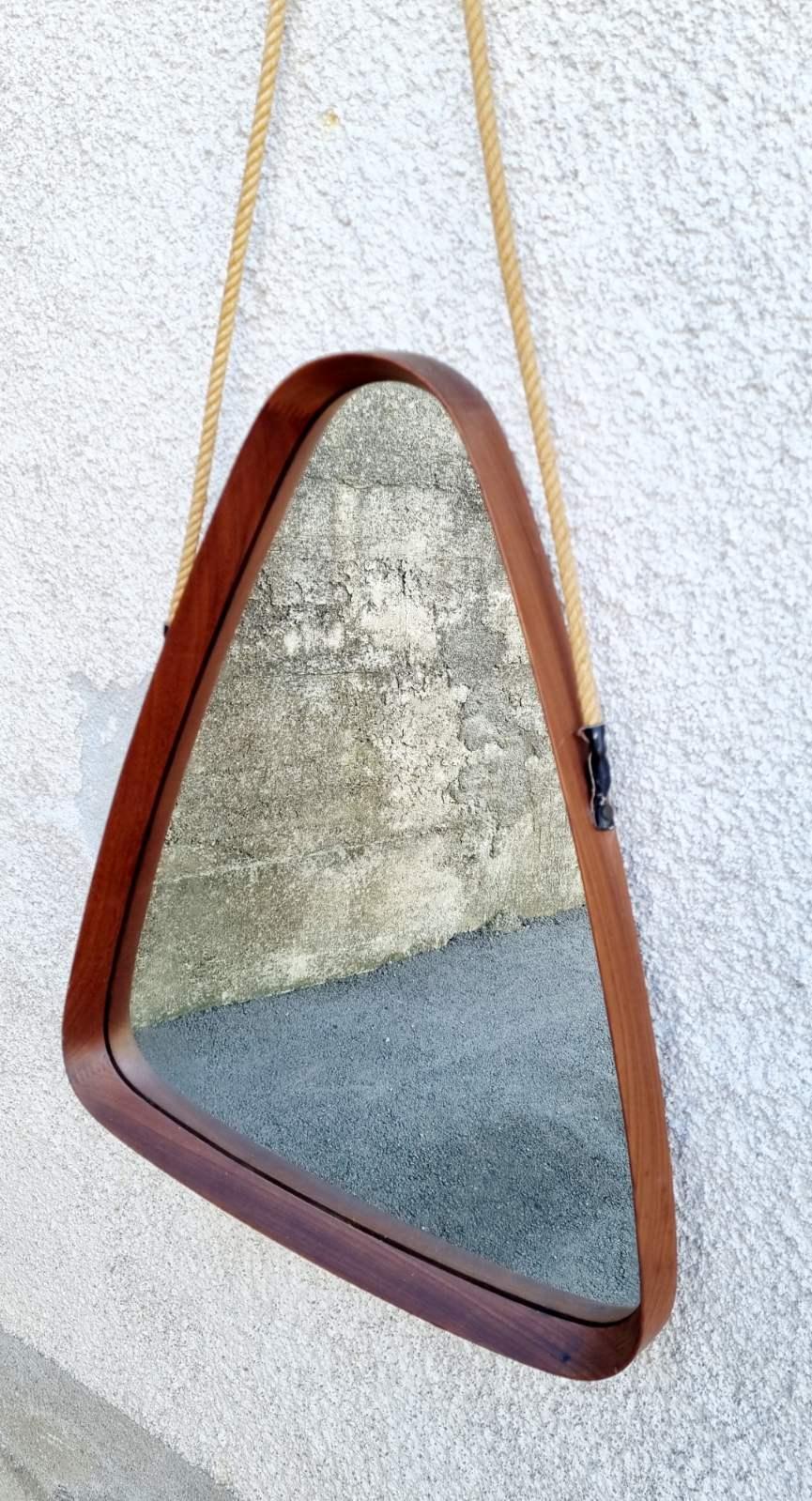 Scandinave moderne Miroir triangulaire moderne italien par Franco Campo et Carlo Graffi, Italie, années 60 en vente
