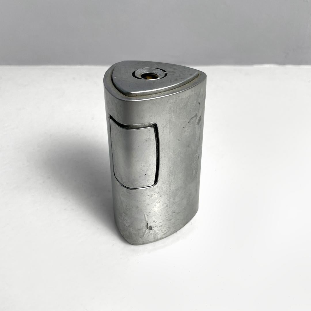 Italian modern triangular silver plastic table lighter RO 456 by Rowenta, 1970s
Table lighter mod. RO 456 with a triangular base with rounded corners, entirely in silver plastic. The flame supply point is located in the center of the upper part, the
