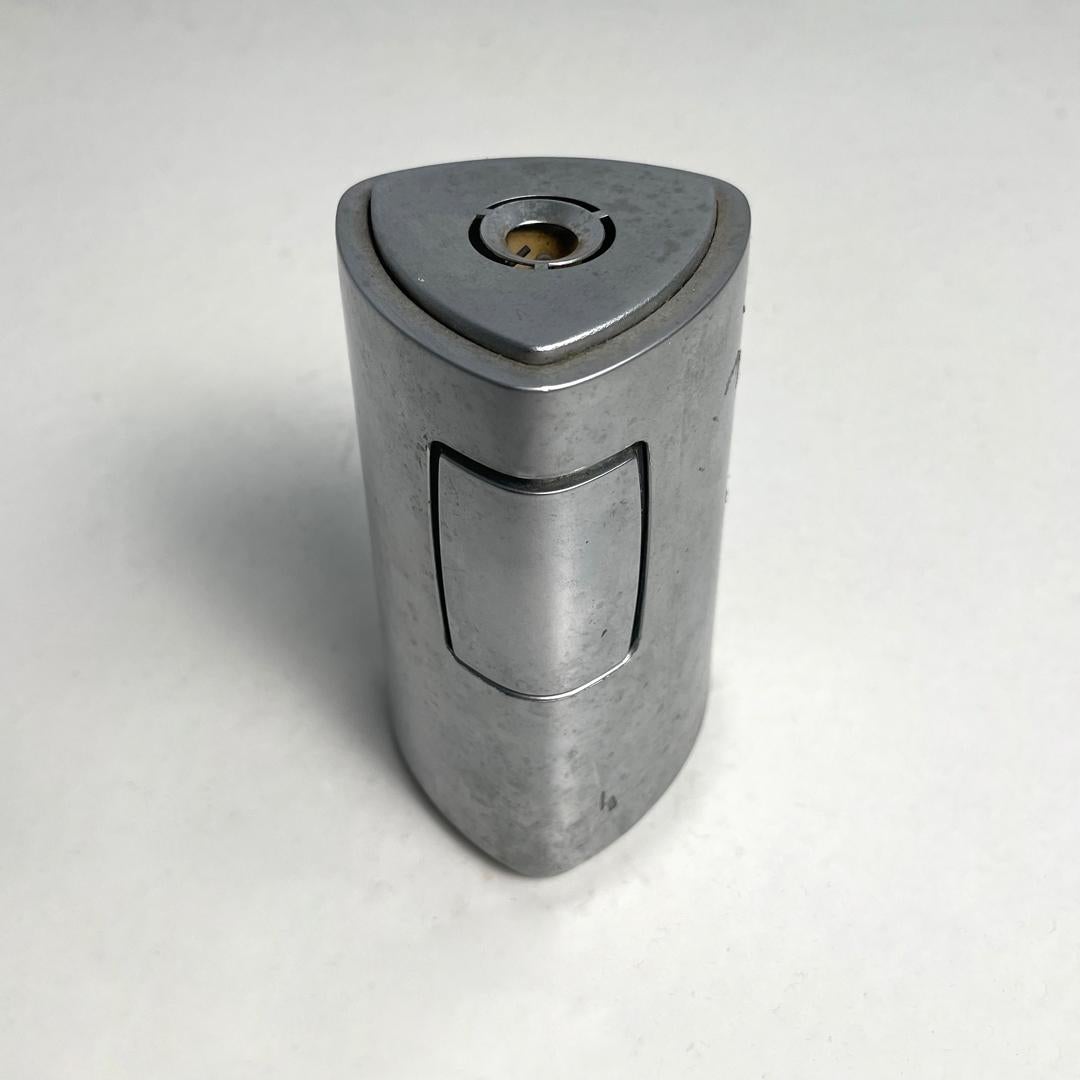 Italian modern triangular silver plastic table lighter RO 456 by Rowenta, 1970s For Sale 3