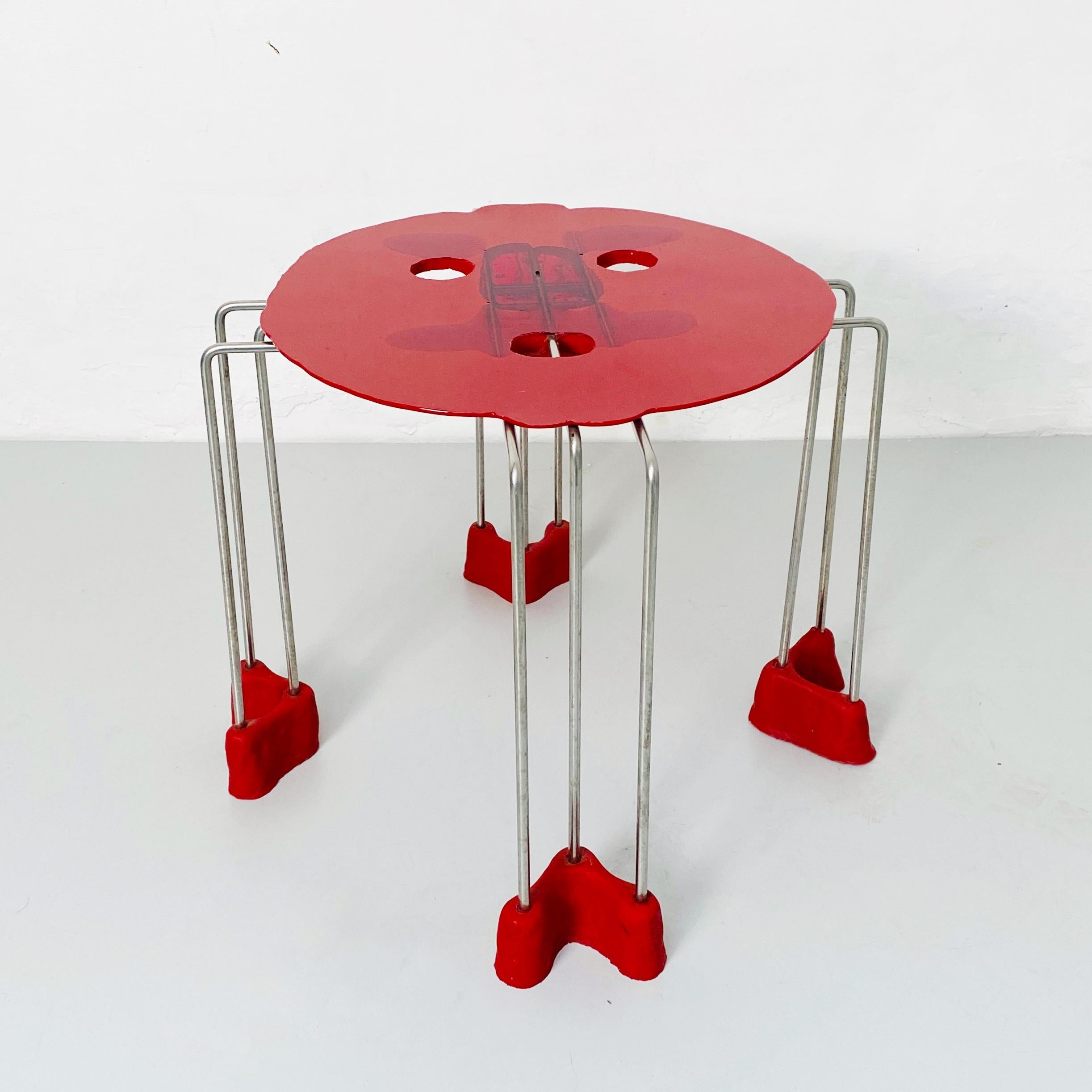 Tabouret en résine Triple Play de Gaetano Pesce pour Fish Design, années 2000
Tabouret avec plateau en résine rigide de couleur rouge, structure en acier inoxydable et pieds en résine souple. 
Belle et parfaite comme table d'appoint, table basse et