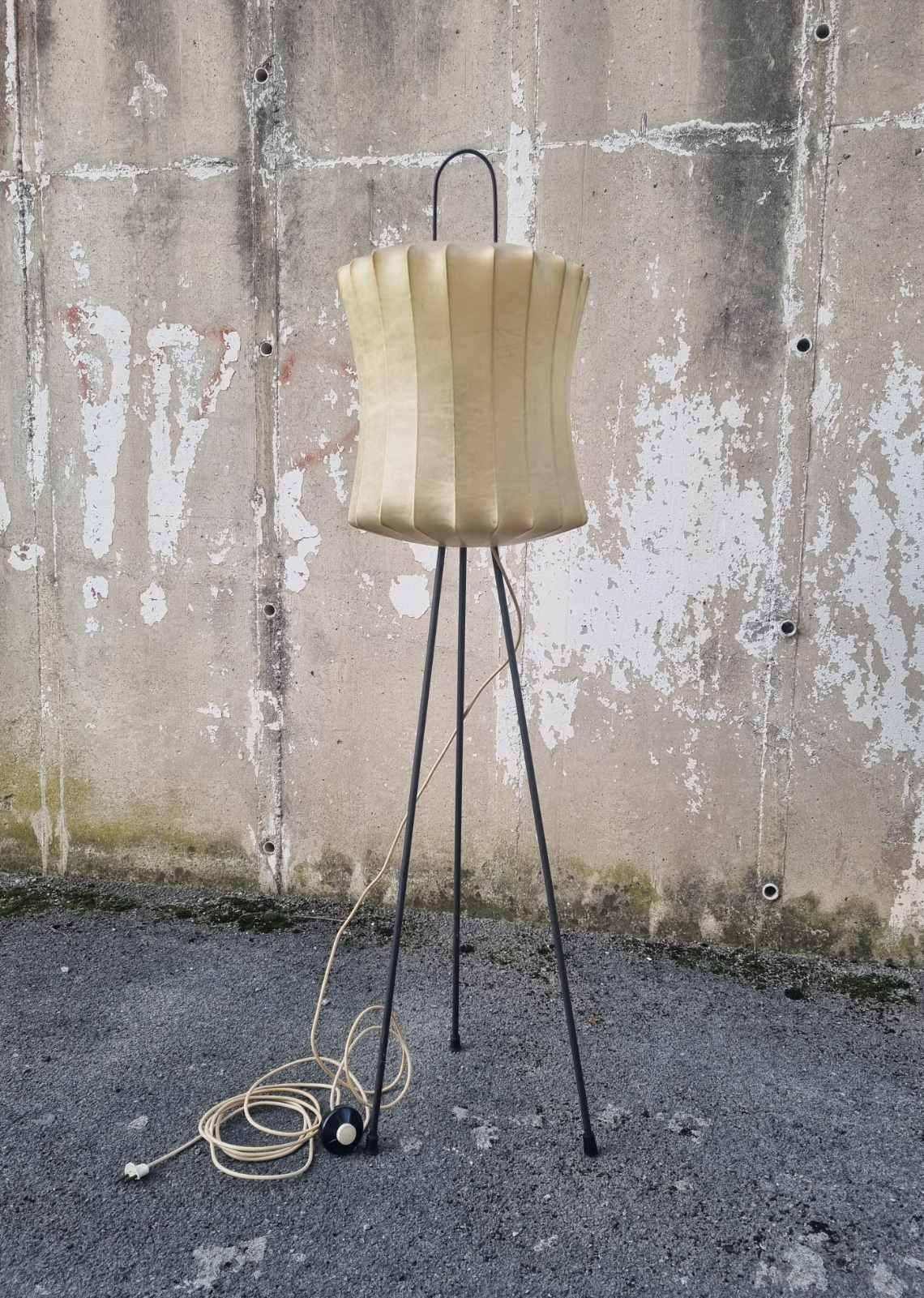 Moderne italienische Dreibein-Stehleuchte Cocoon, Castiglioni zugeschrieben, Italien 60er Jahre im Angebot 3