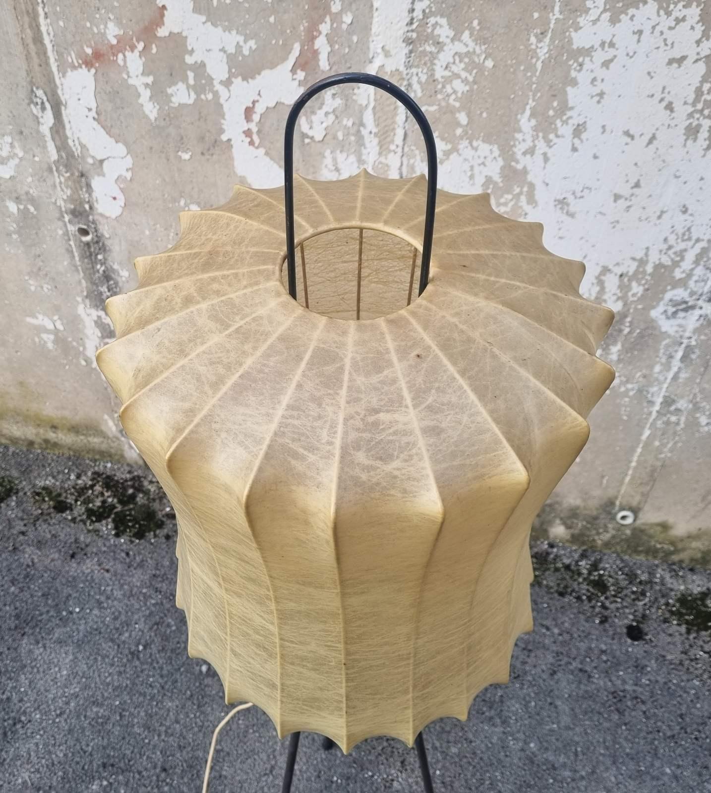Moderne italienische Dreibein-Stehleuchte Cocoon, Castiglioni zugeschrieben, Italien 60er Jahre (Moderne der Mitte des Jahrhunderts) im Angebot