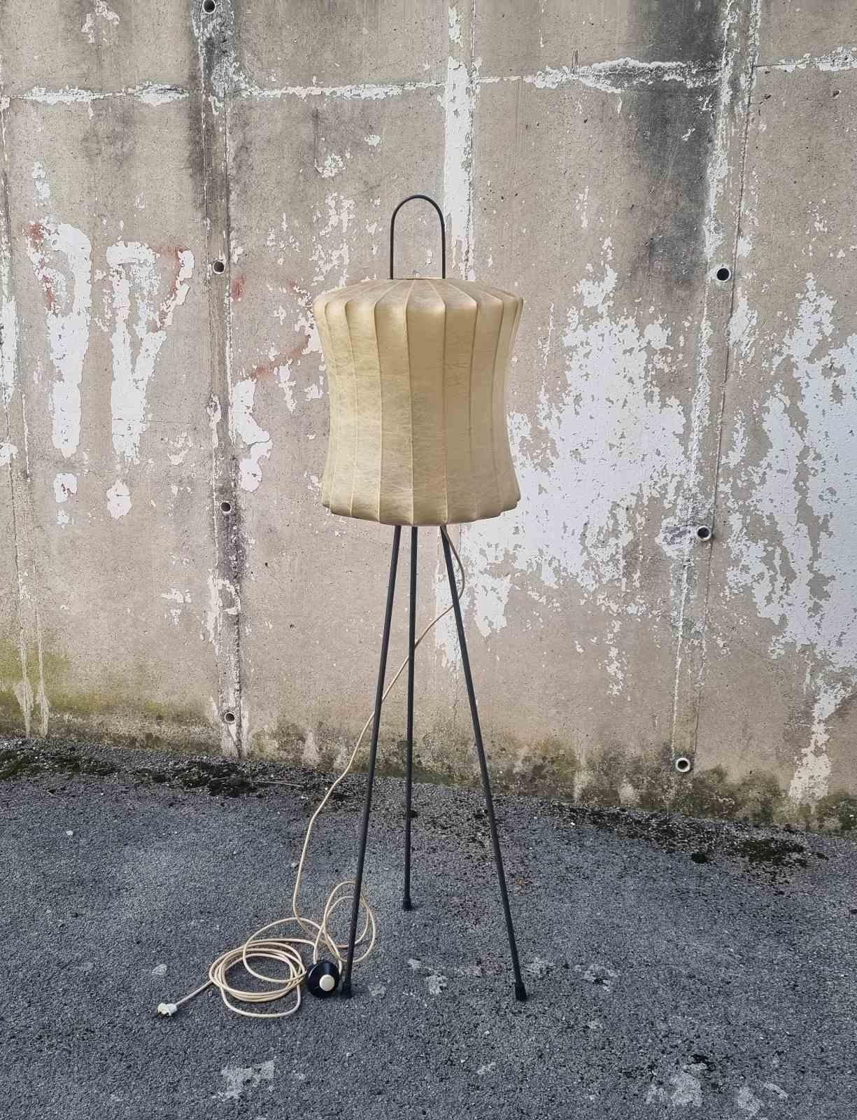 Moderne italienische Dreibein-Stehleuchte Cocoon, Castiglioni zugeschrieben, Italien 60er Jahre (Italienisch) im Angebot
