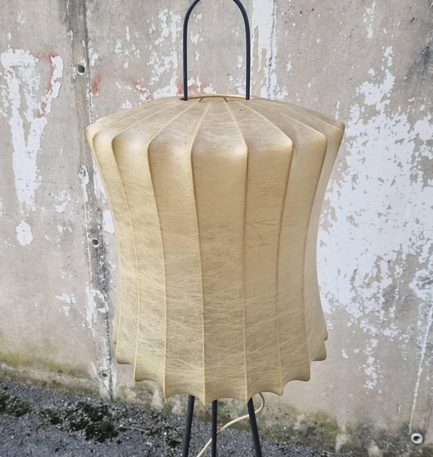 Moderne italienische Dreibein-Stehleuchte Cocoon, Castiglioni zugeschrieben, Italien 60er Jahre im Zustand „Gut“ im Angebot in Lucija, SI