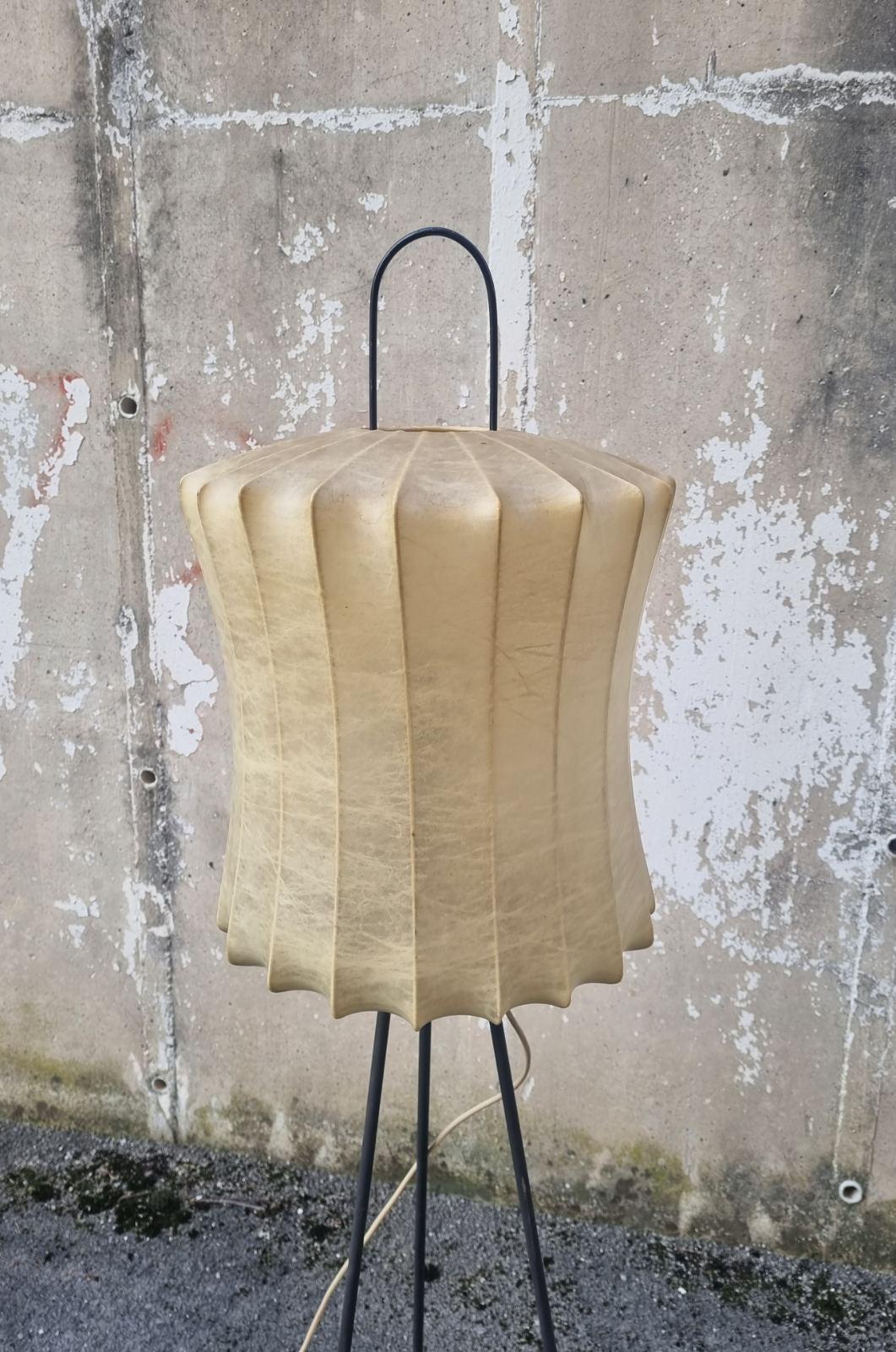 Moderne italienische Dreibein-Stehleuchte Cocoon, Castiglioni zugeschrieben, Italien 60er Jahre (Mitte des 20. Jahrhunderts) im Angebot