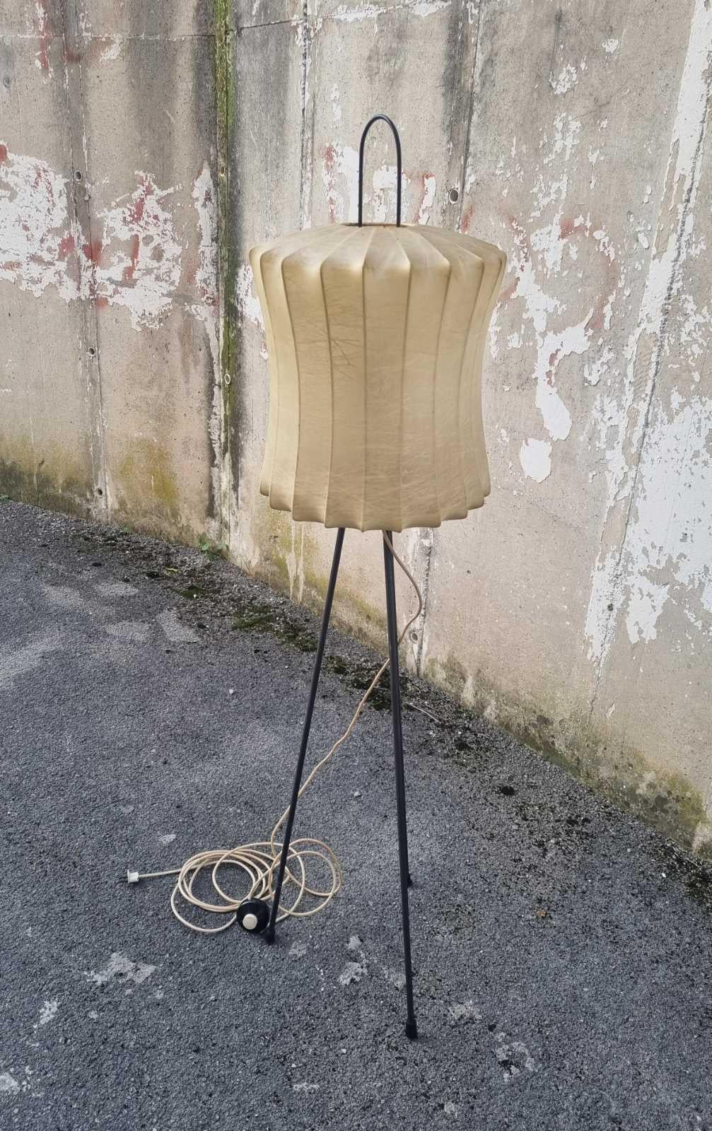 Moderne italienische Dreibein-Stehleuchte Cocoon, Castiglioni zugeschrieben, Italien 60er Jahre (Metall) im Angebot