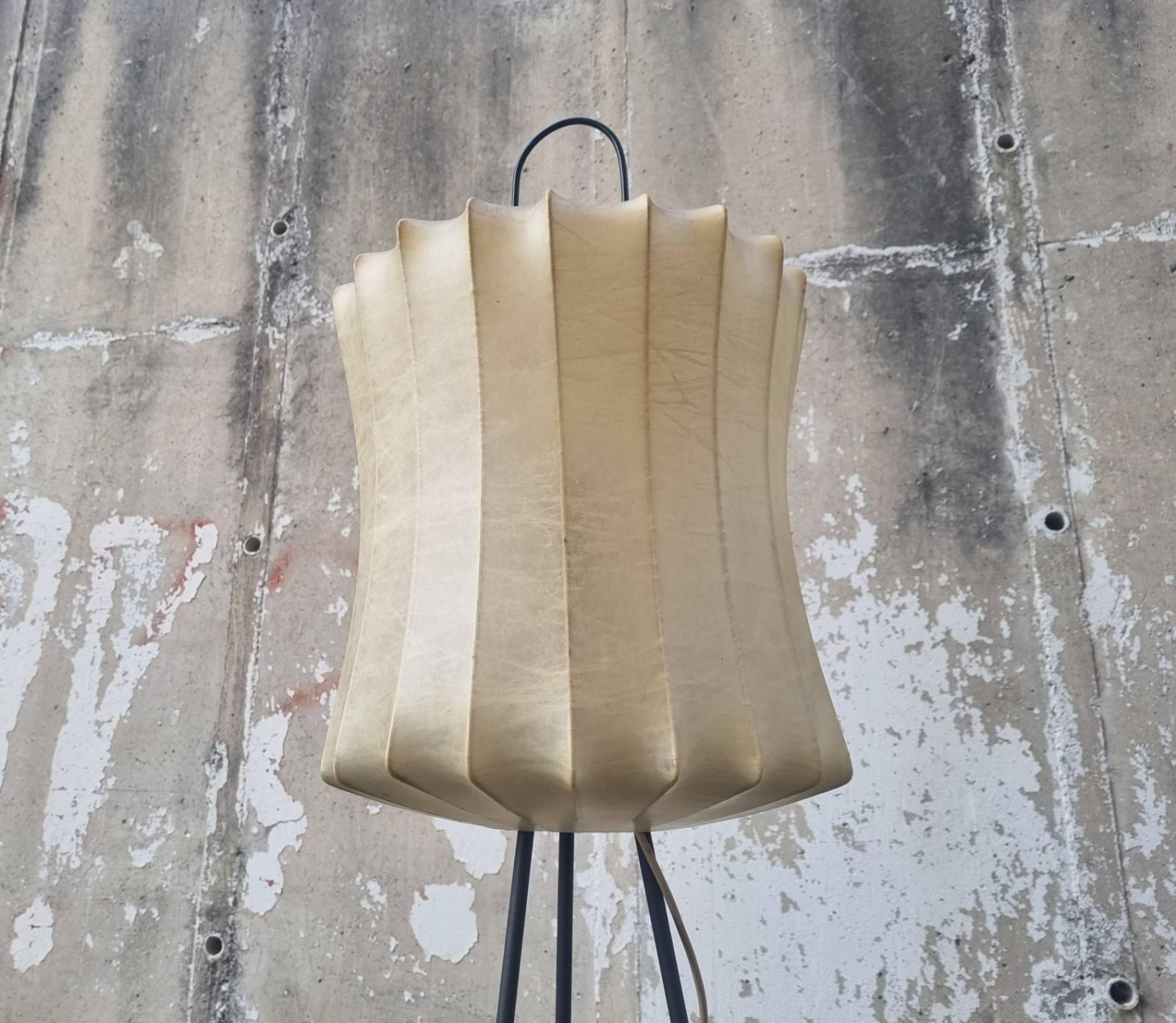 Moderne italienische Dreibein-Stehleuchte Cocoon, Castiglioni zugeschrieben, Italien 60er Jahre im Angebot 1