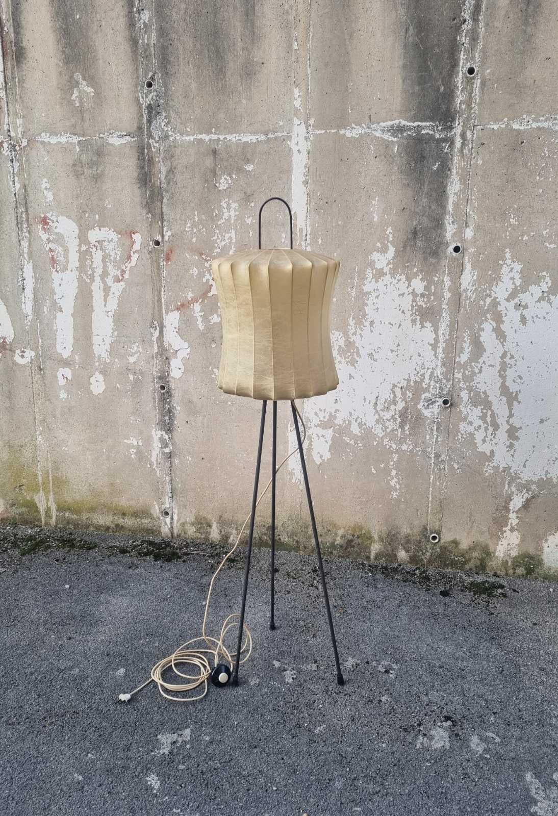 Moderne italienische Dreibein-Stehleuchte Cocoon, Castiglioni zugeschrieben, Italien 60er Jahre im Angebot 2