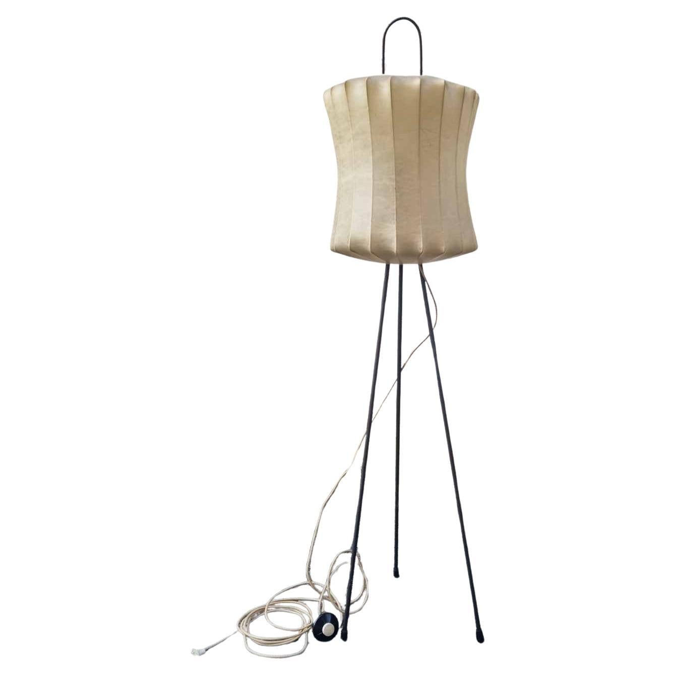 Moderne italienische Dreibein-Stehleuchte Cocoon, Castiglioni zugeschrieben, Italien 60er Jahre