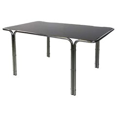 Mesa de comedor o escritorio italiano moderno de tubo de acero y cristal ahumado, años 70